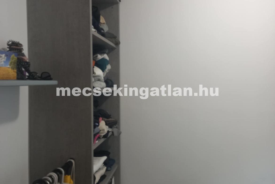Pécsett az Enyezd utcában harmadik emeleti panellakás eladó!