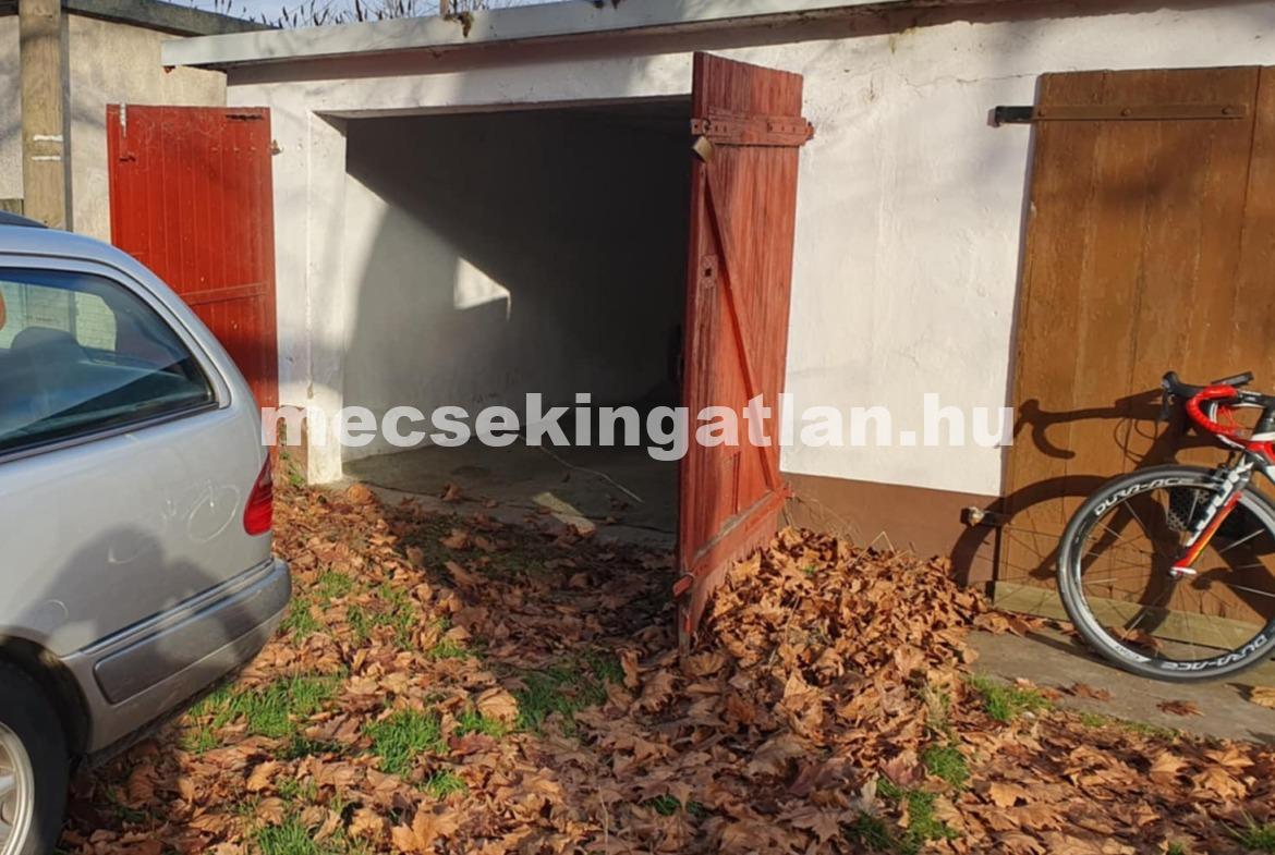 Eladó önálló zárható garázs Pécs – Meszesi Általános Iskola melletti 2. garázssoron