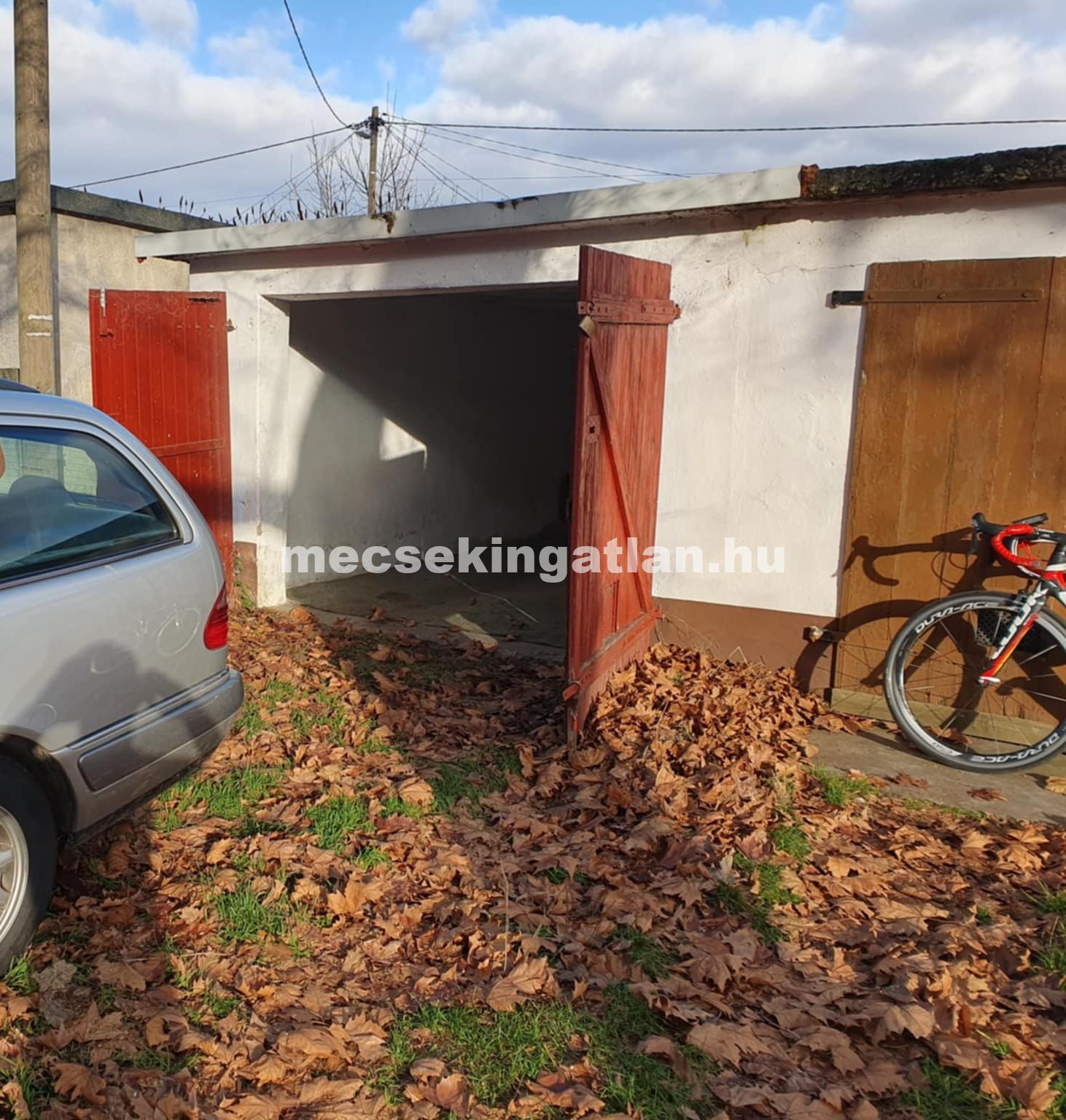 Eladó önálló zárható garázs Pécs – Meszesi Általános Iskola melletti 2. garázssoron