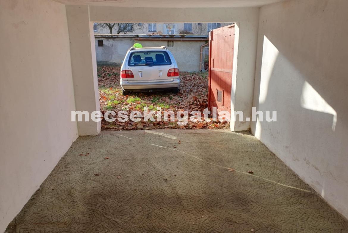 Eladó önálló zárható garázs Pécs – Meszesi Általános Iskola melletti 2. garázssoron
