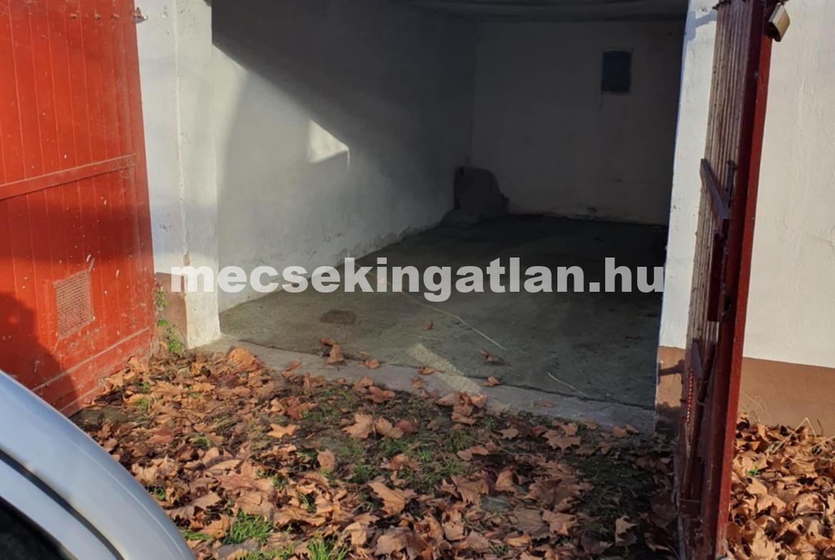 Eladó önálló zárható garázs Pécs – Meszesi Általános Iskola melletti 2. garázssoron