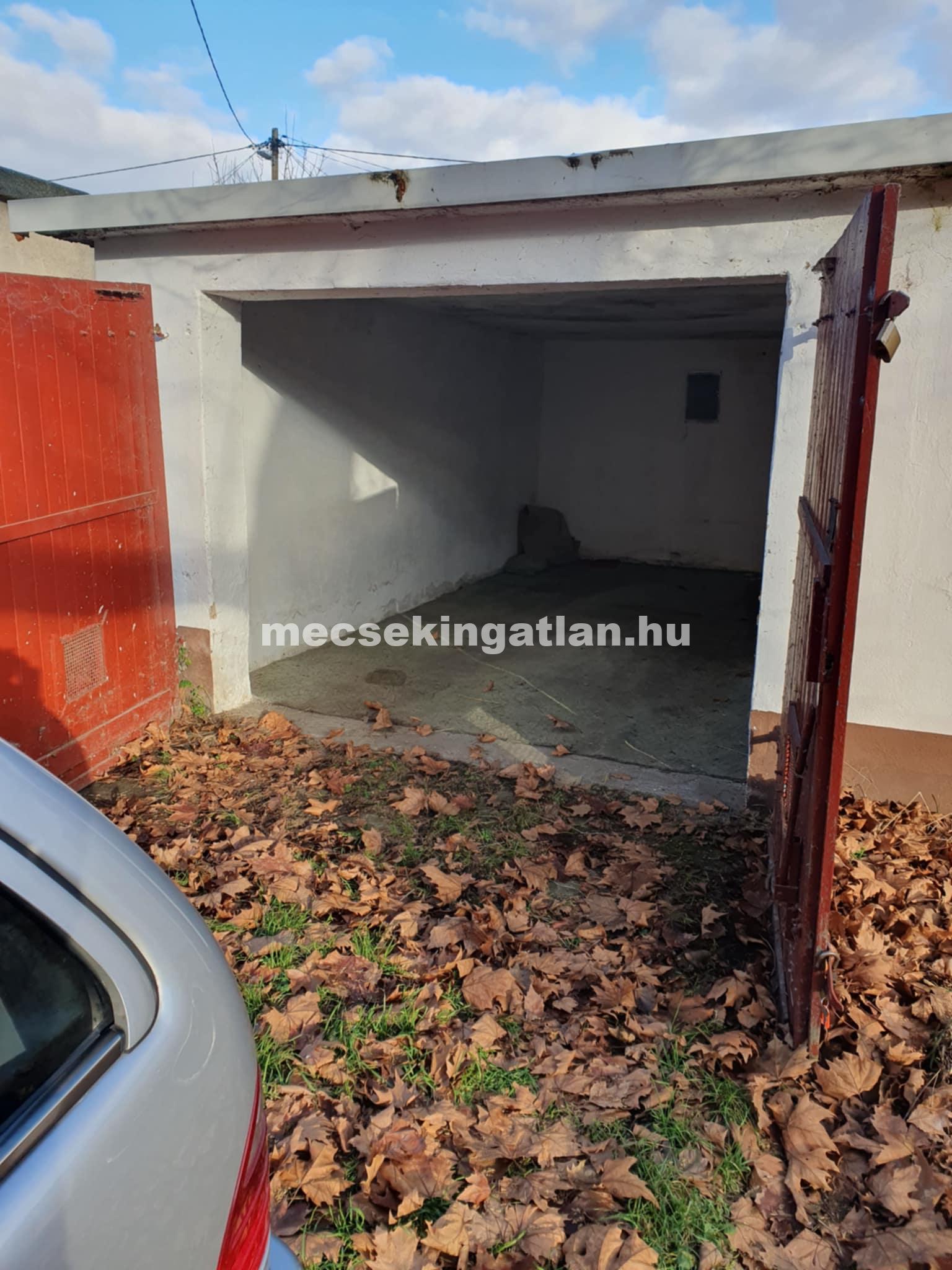 Eladó önálló zárható garázs Pécs – Meszesi Általános Iskola melletti 2. garázssoron