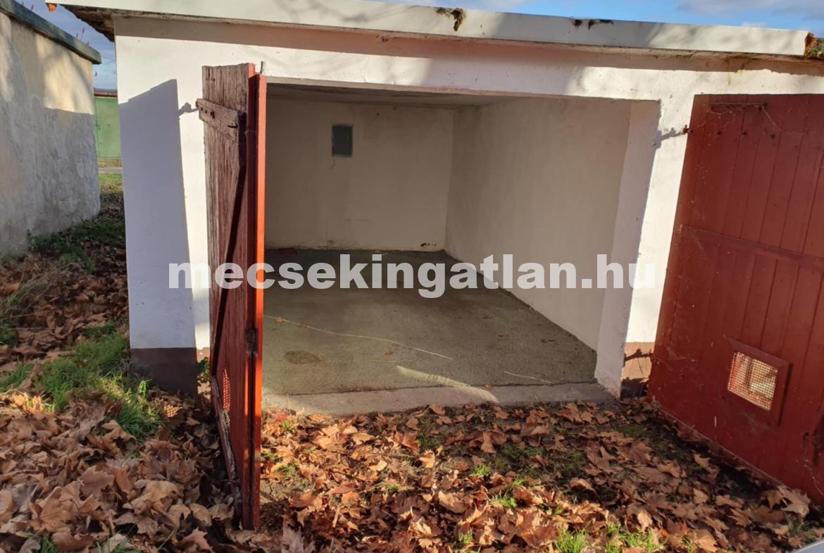 Eladó önálló zárható garázs Pécs – Meszesi Általános Iskola melletti 2. garázssoron