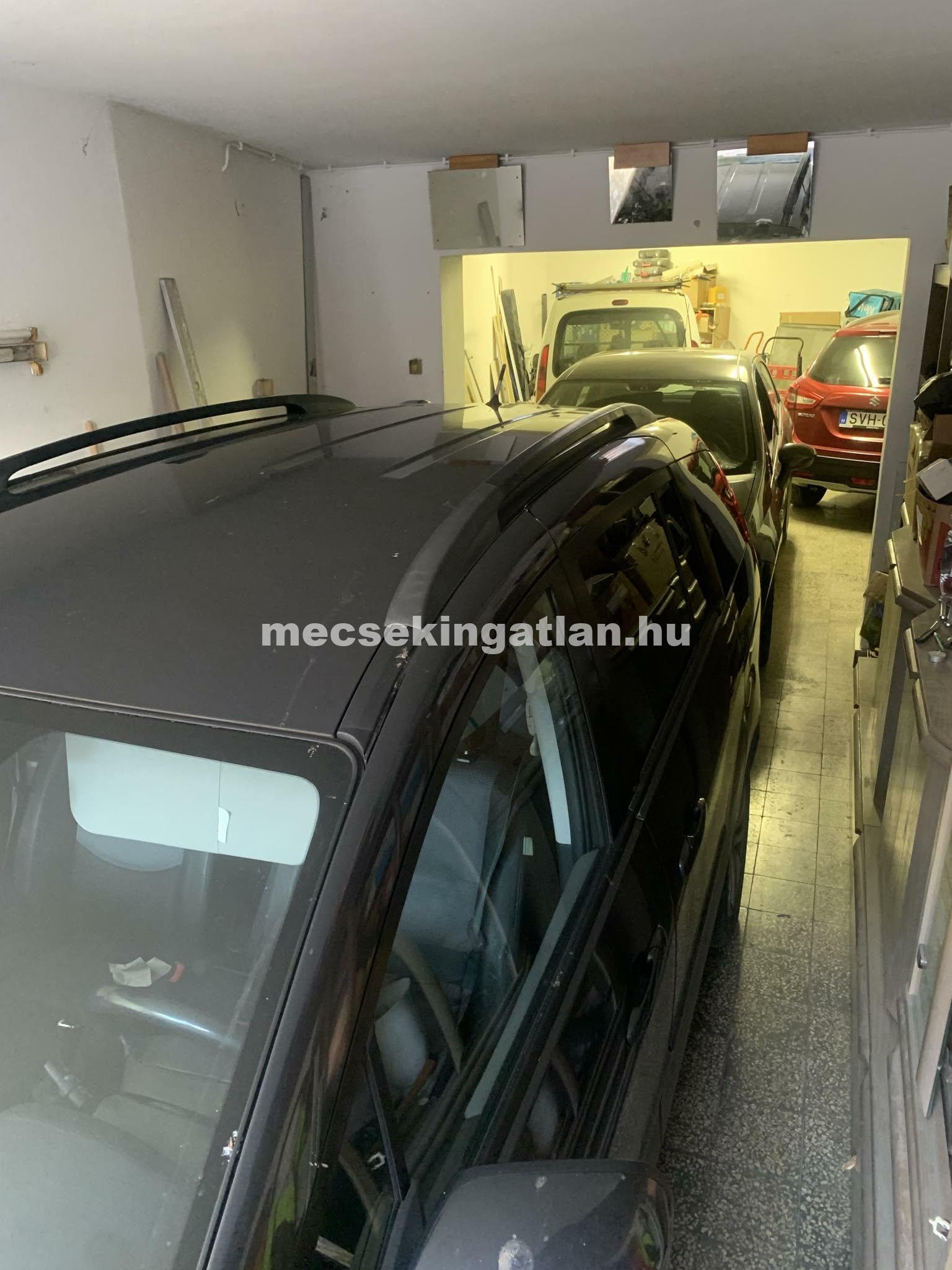 Pécs, Hunyadi úton eladó nagyméretű aknás garázs 4 beállóhellyel
