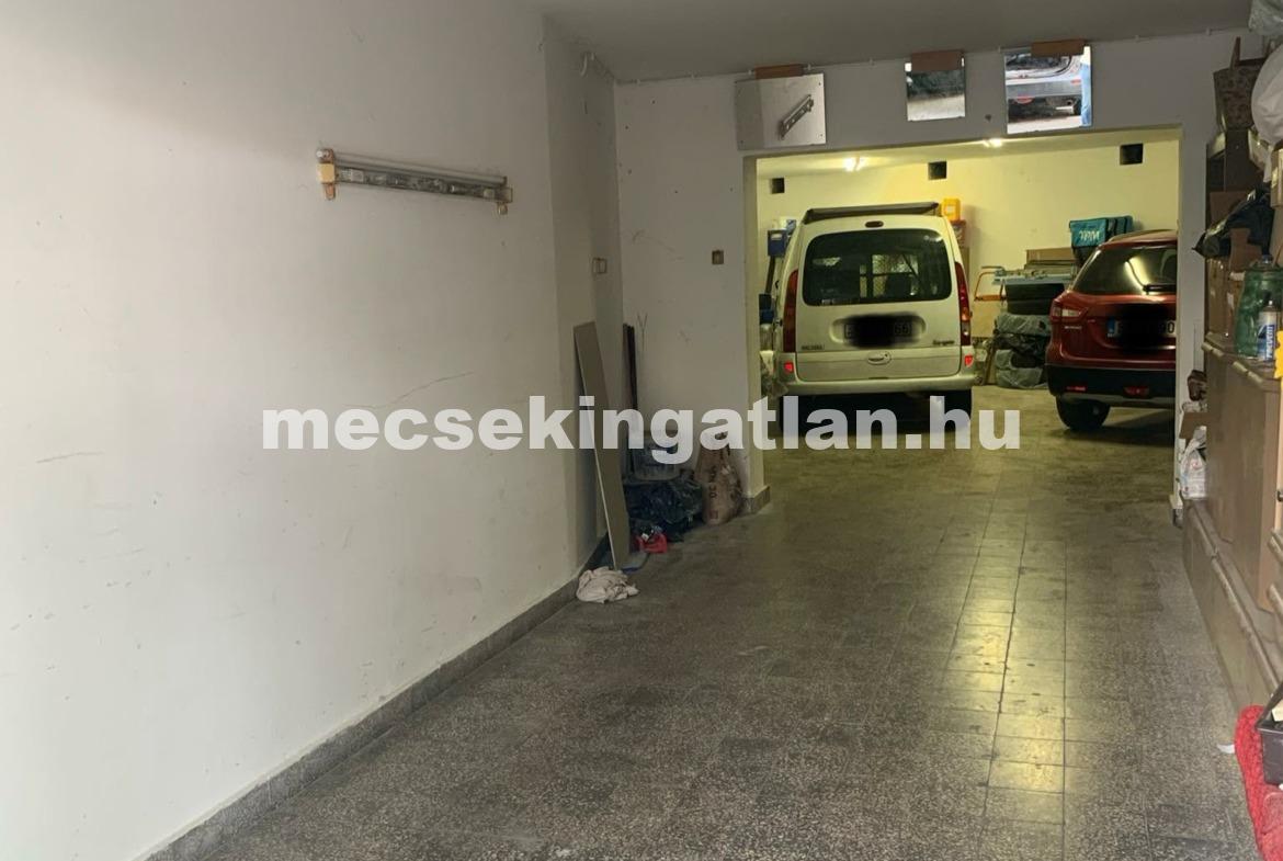 Pécs, Hunyadi úton eladó nagyméretű aknás garázs 4 beállóhellyel