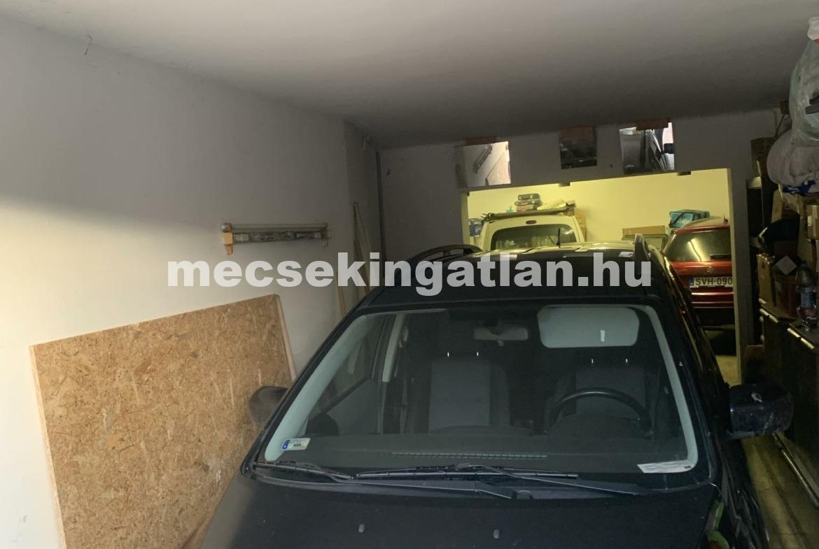 Pécs, Hunyadi úton eladó nagyméretű aknás garázs 4 beállóhellyel