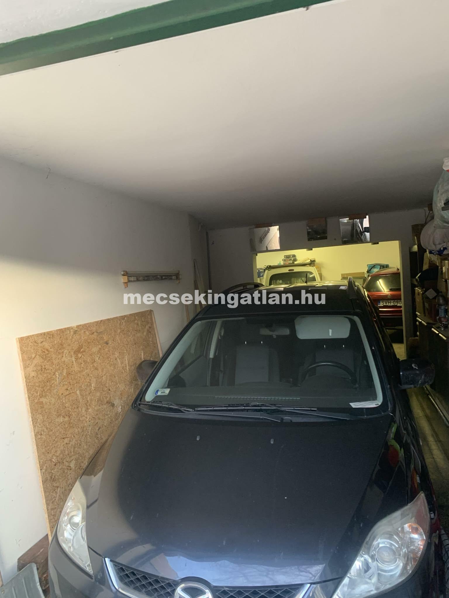 Pécs, Hunyadi úton eladó nagyméretű aknás garázs 4 beállóhellyel