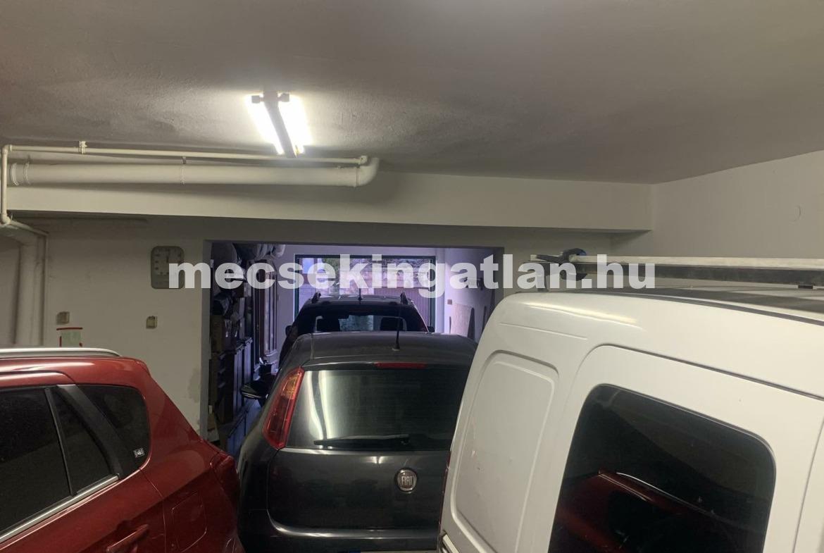 Pécs, Hunyadi úton eladó nagyméretű aknás garázs 4 beállóhellyel