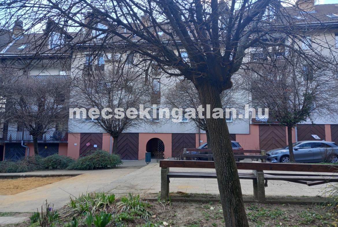 Pécs belvárosában önálló zárt garázs eladó!