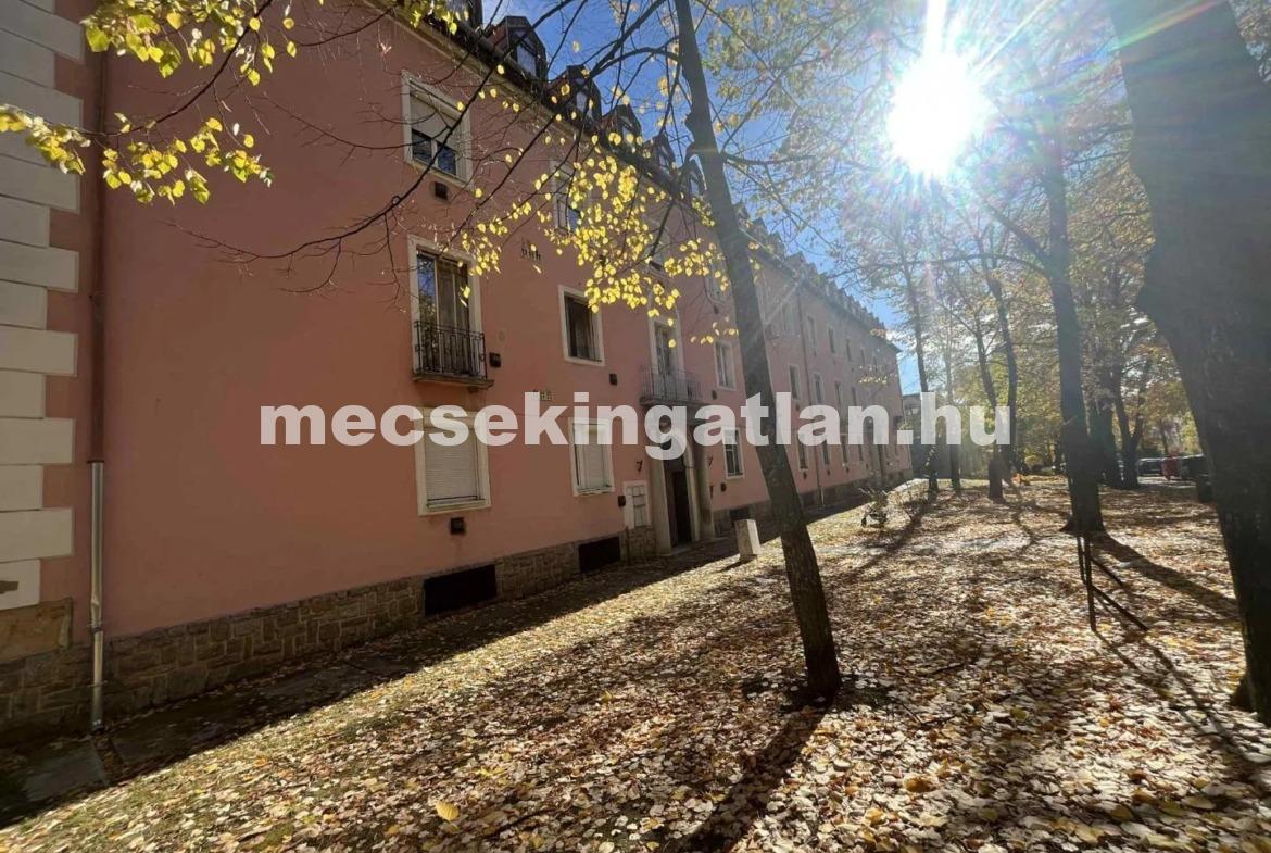 Pécsett a Pákolitz István utcában téglalakás eladó!