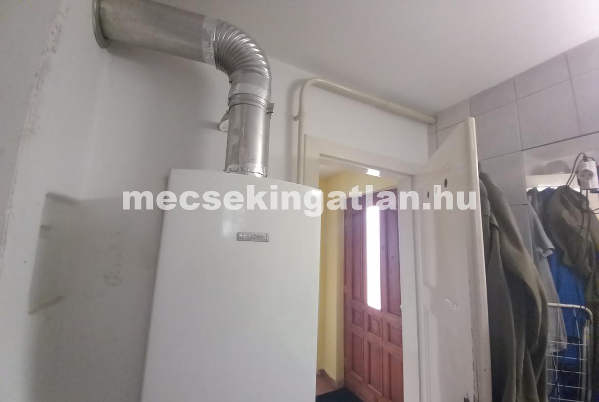 Pécsett a Csákány utcában ikerház rész zöldövezetben eladó!