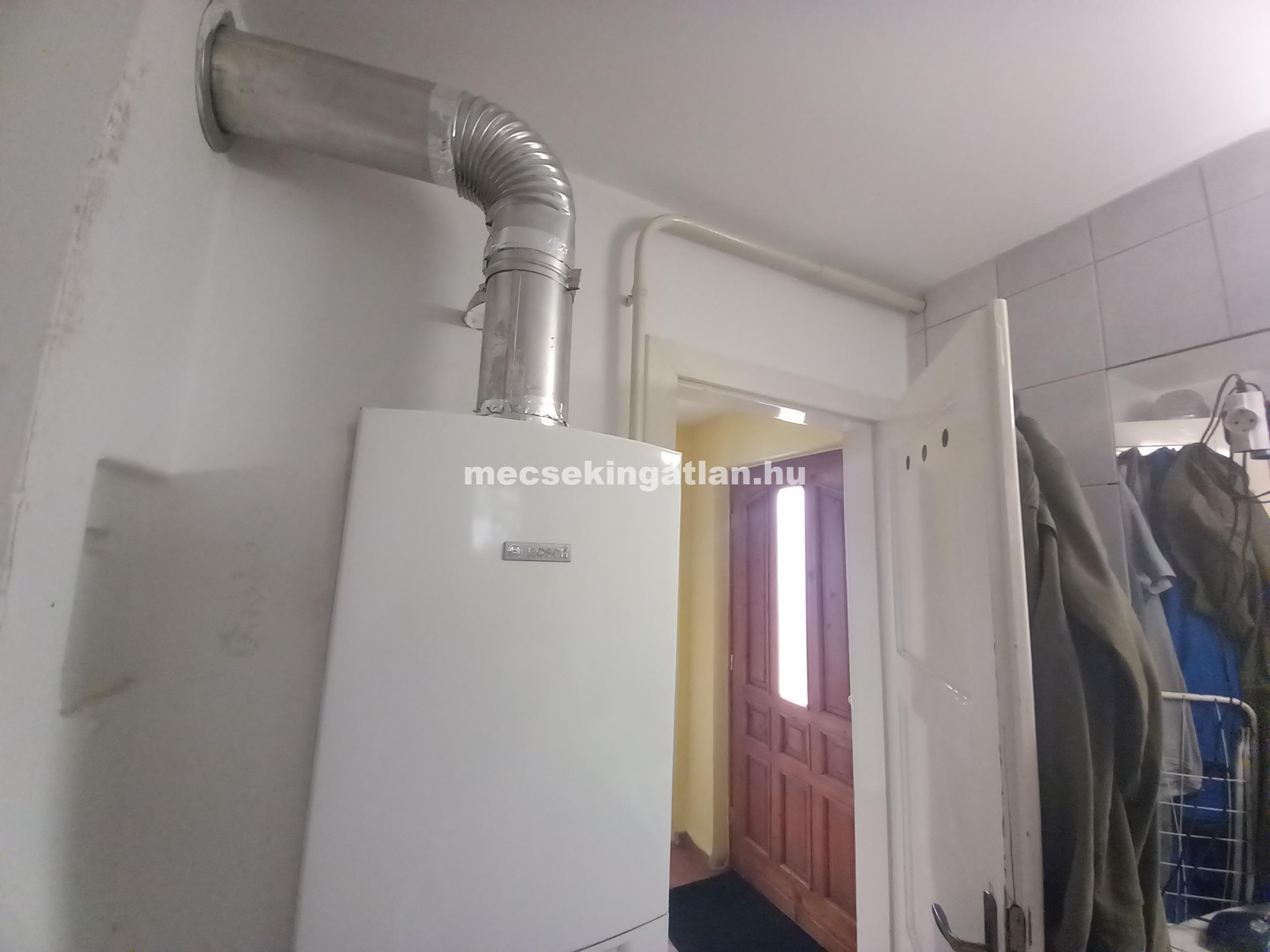 Pécsett a Csákány utcában ikerház rész zöldövezetben eladó!