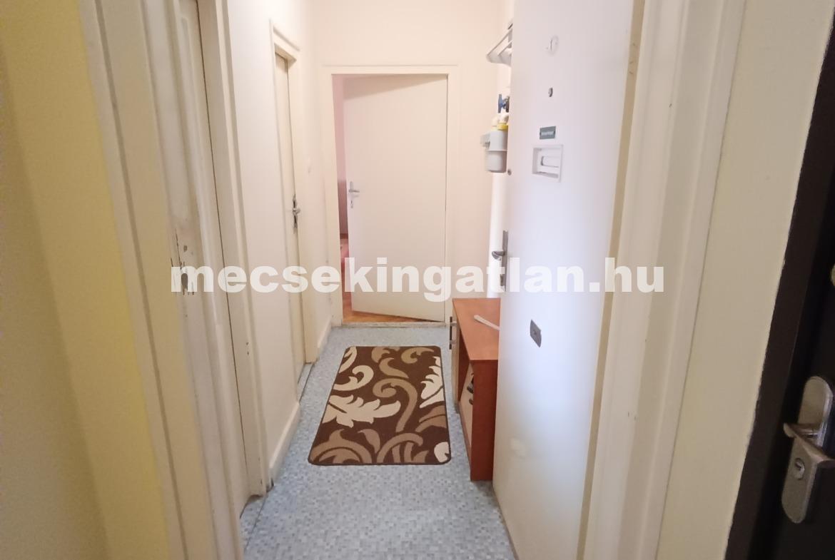 Pécsett a Pákolitz István utcában téglalakás eladó!