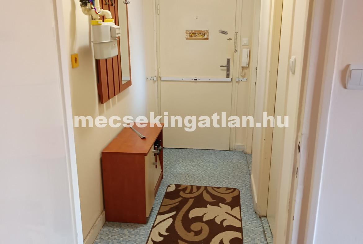 Pécsett a Pákolitz István utcában téglalakás eladó!