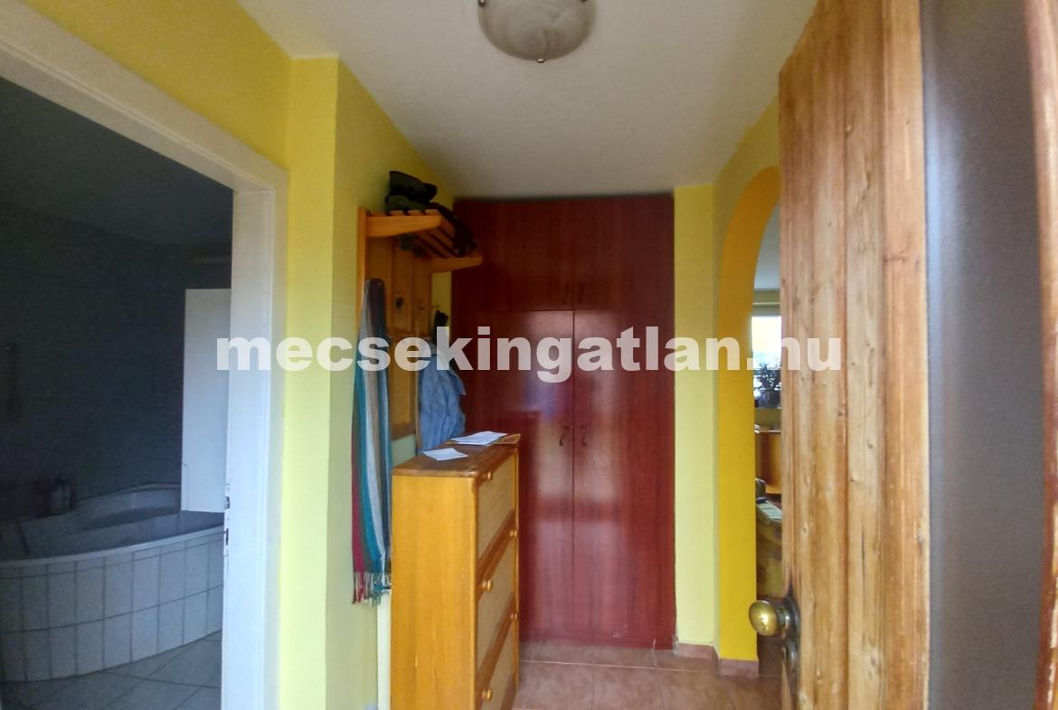 Pécsett a Csákány utcában ikerház rész zöldövezetben eladó!