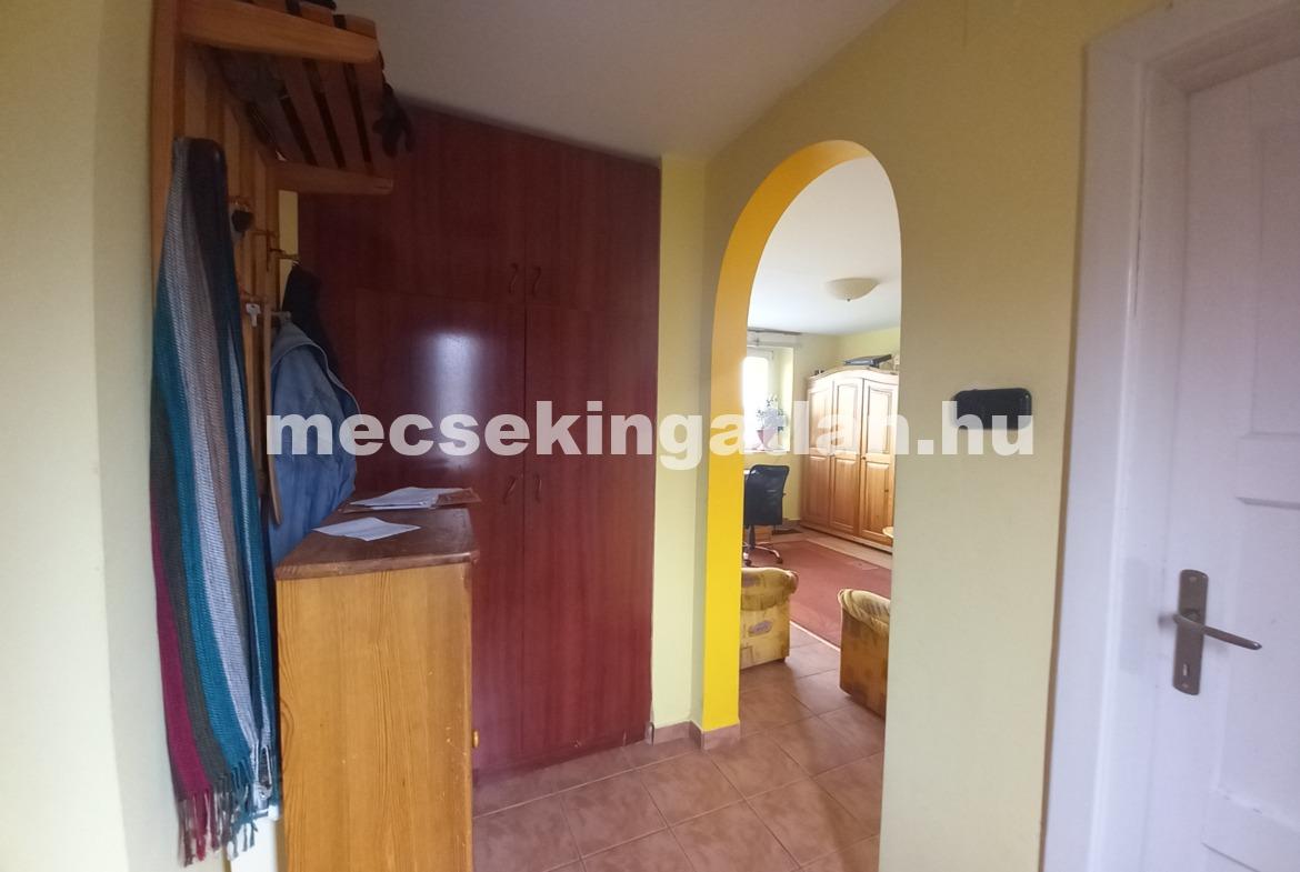 Pécsett a Csákány utcában ikerház rész zöldövezetben eladó!