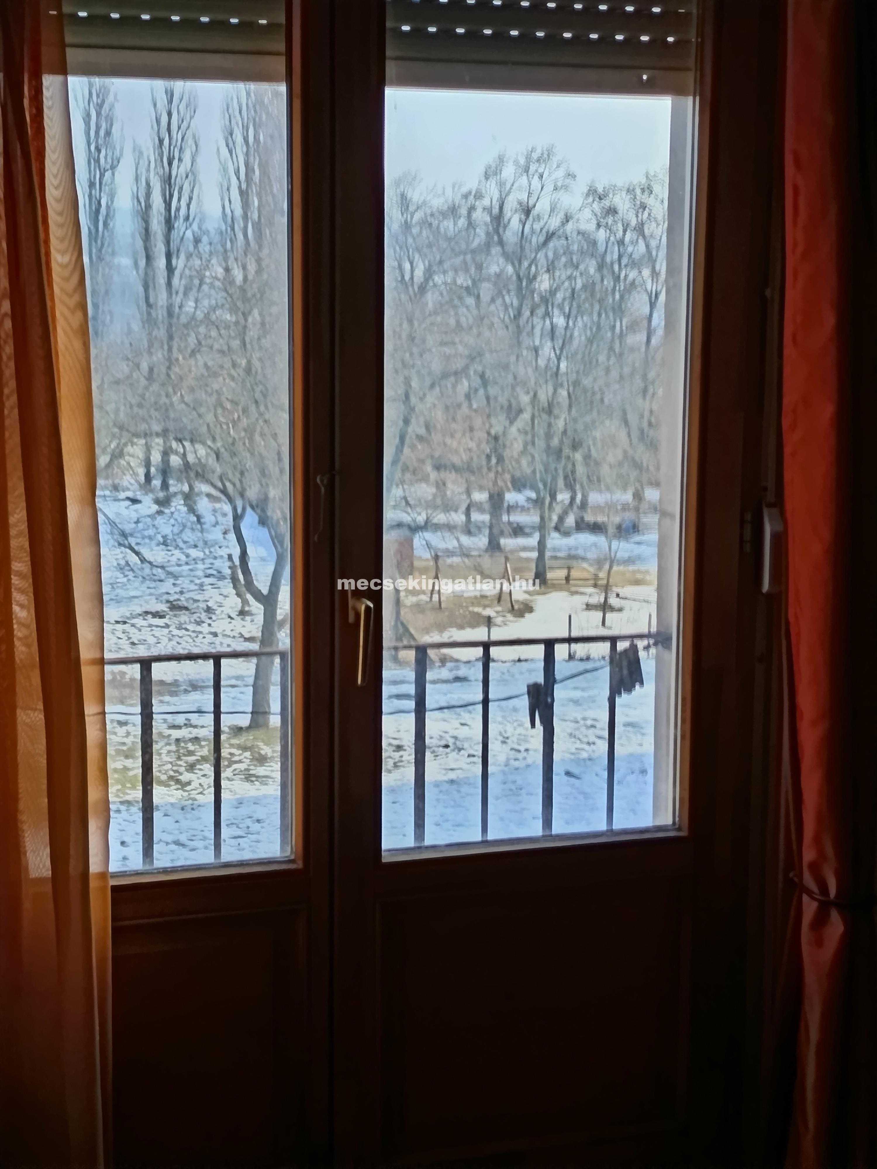 Pécsett a Pákolitz István utcában téglalakás eladó!