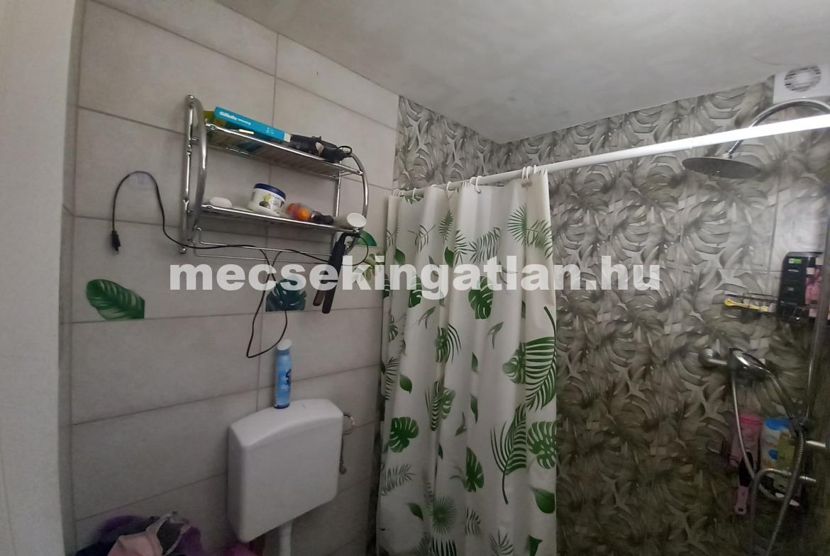 Pécsett a Mohácsi úton újonnan szigetelt családi ház eladó!