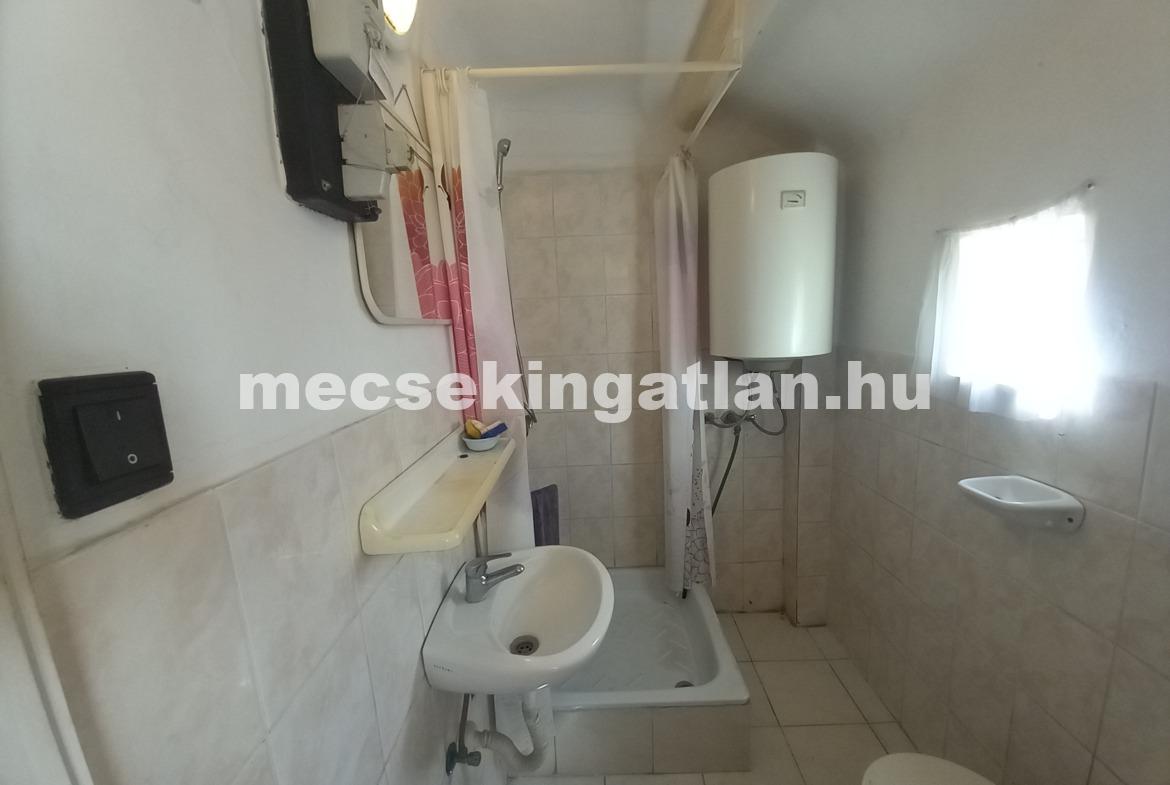 Pécsett az Álmos utcában eladó kis ház saját udvarral!