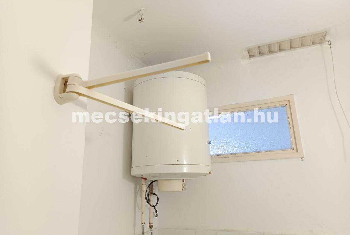 Pécsett a Pákolitz István utcában téglalakás eladó!