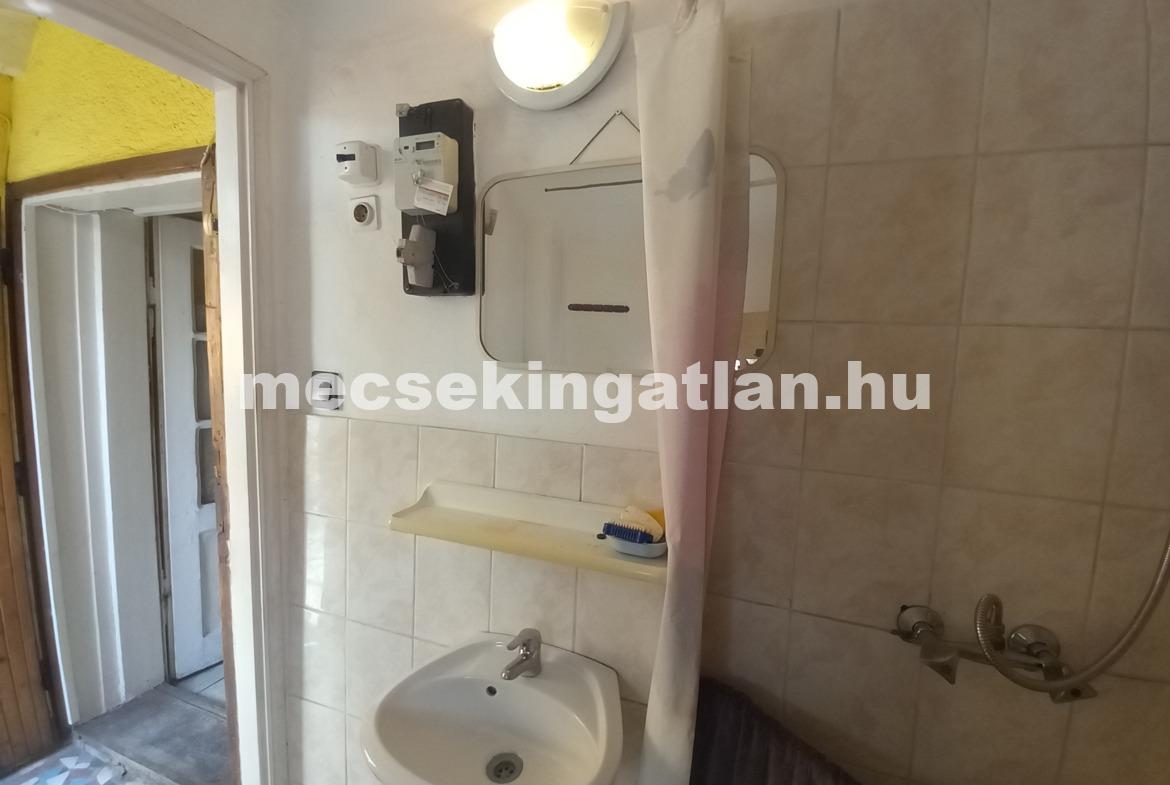 Pécsett az Álmos utcában eladó kis ház saját udvarral!