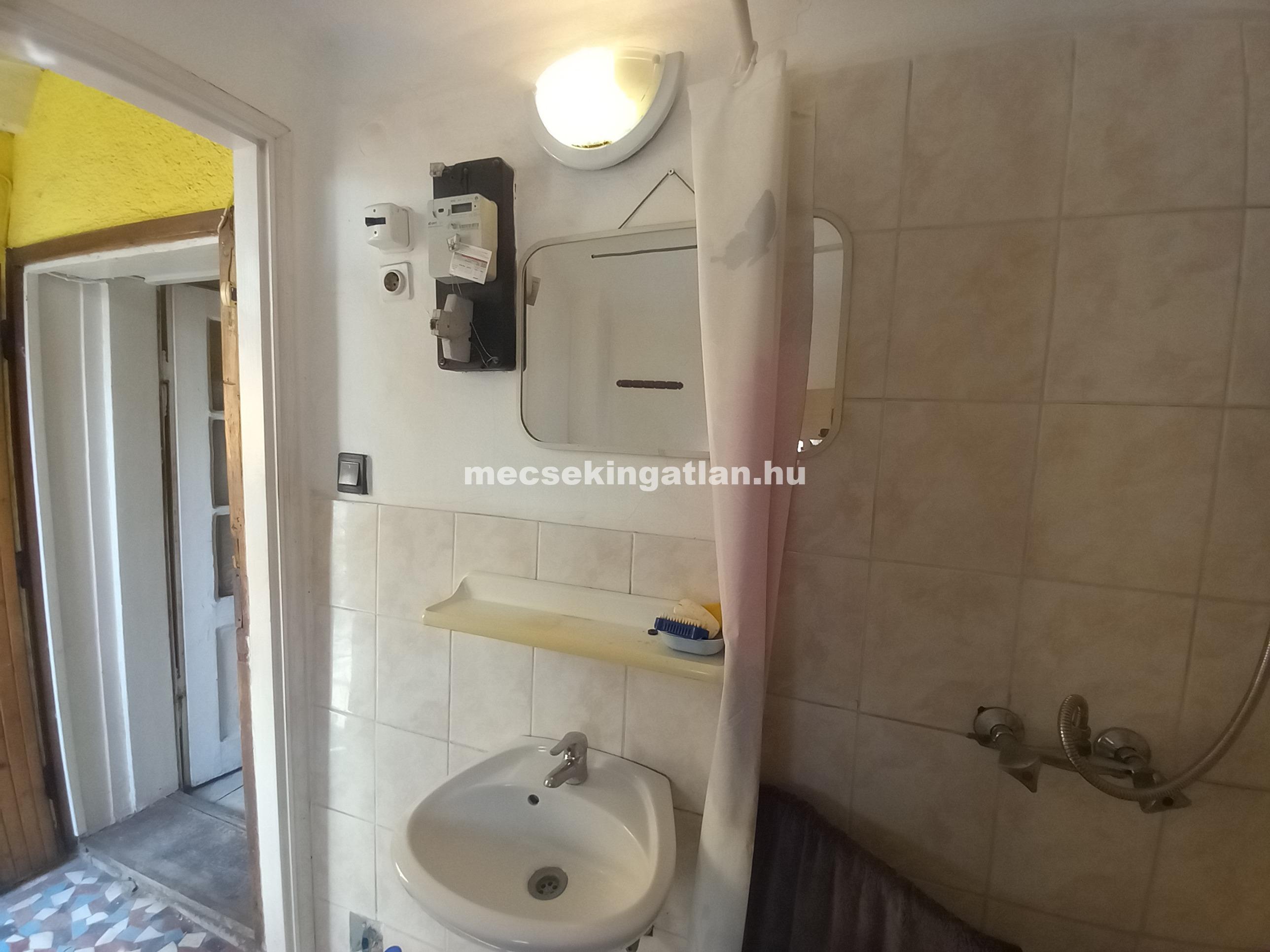 Pécsett az Álmos utcában eladó kis ház saját udvarral!