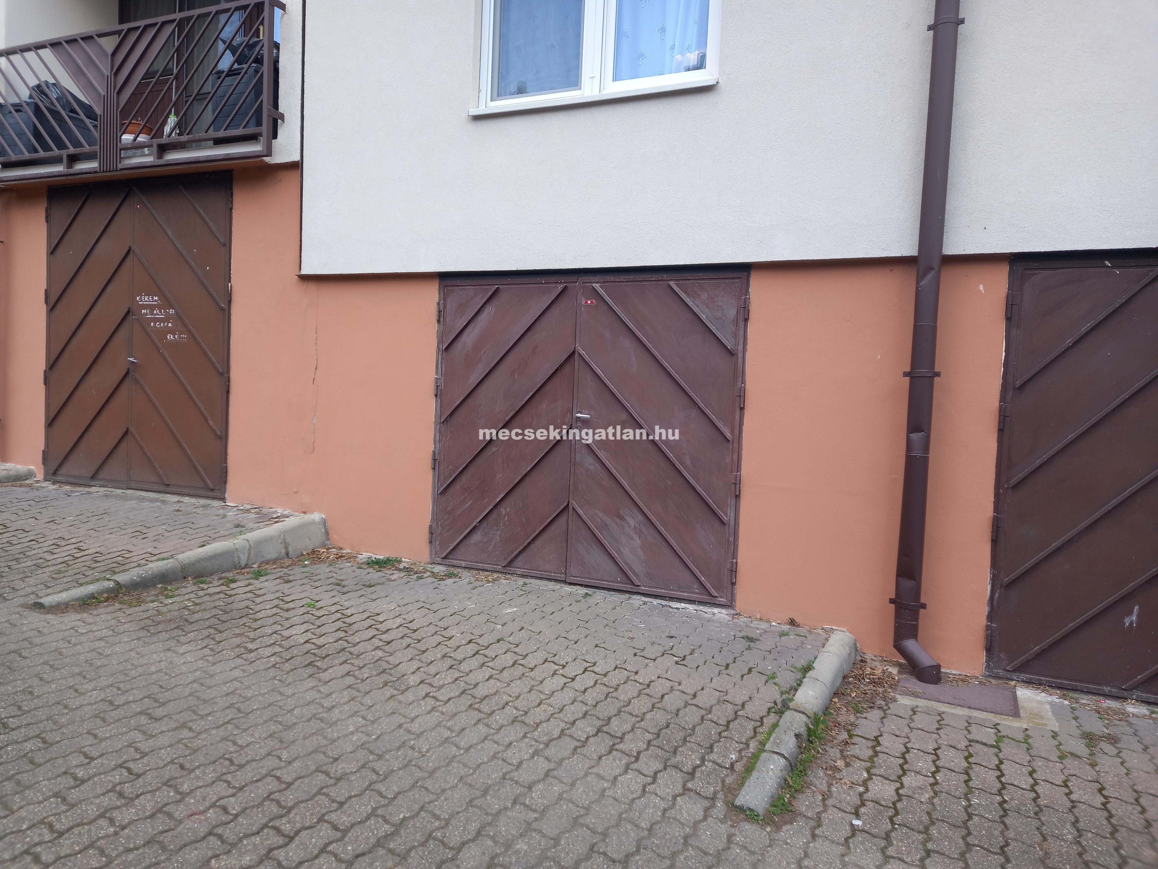 Pécs belvárosában önálló zárt garázs eladó!