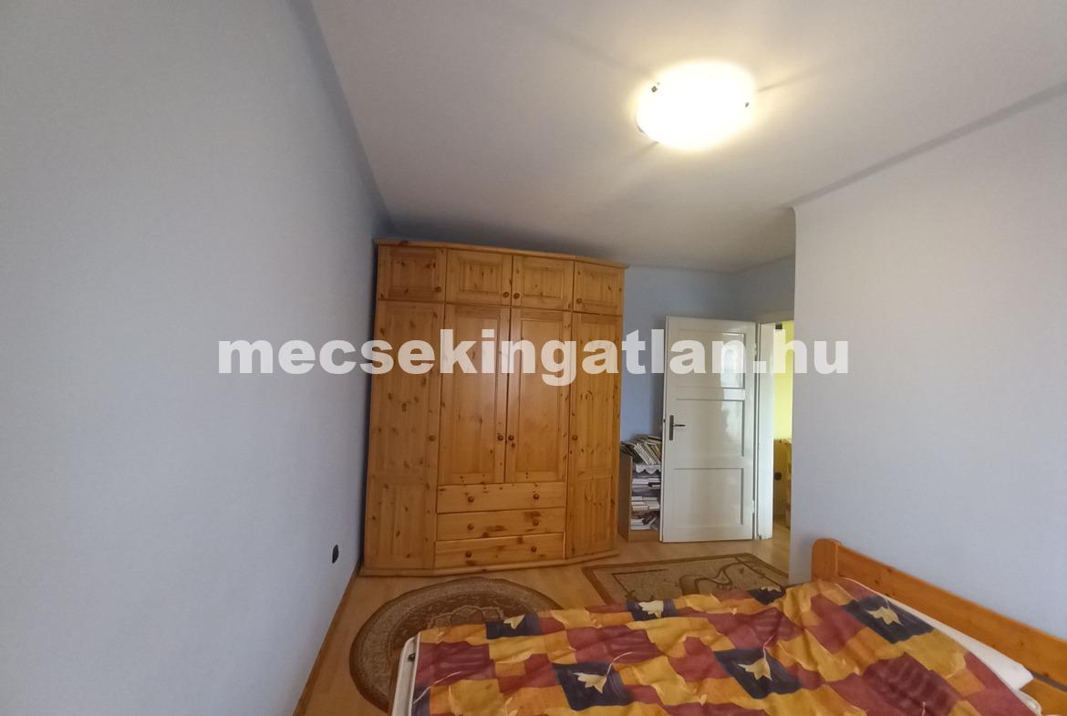 Pécsett a Csákány utcában ikerház rész zöldövezetben eladó!