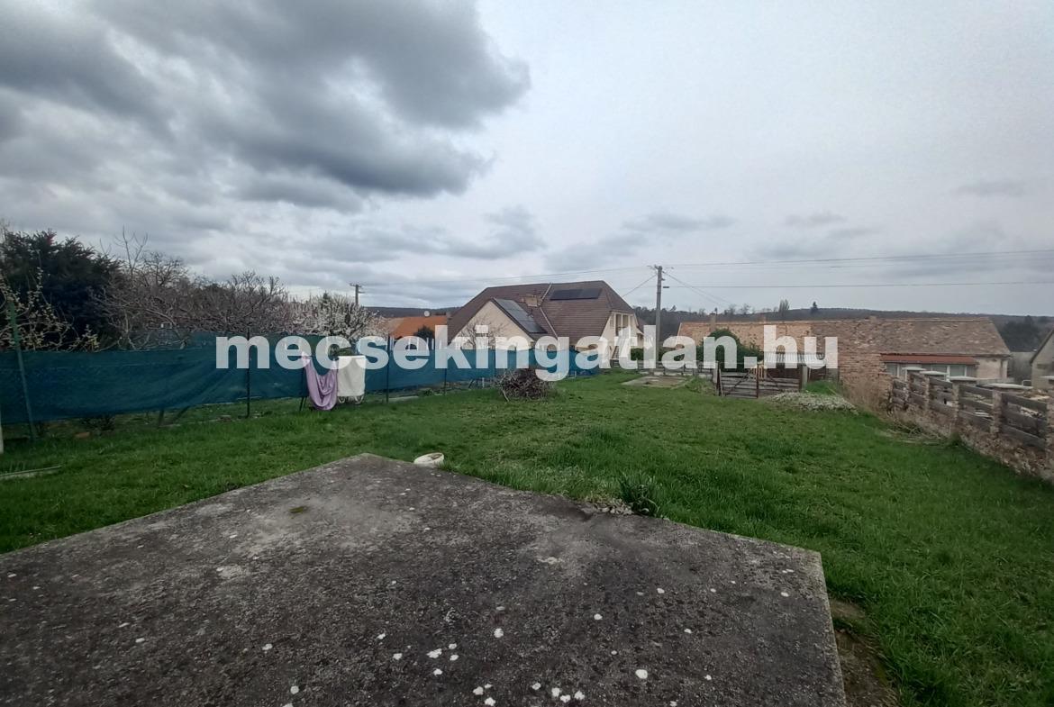 Pécsett a Csákány utcában ikerház rész zöldövezetben eladó!