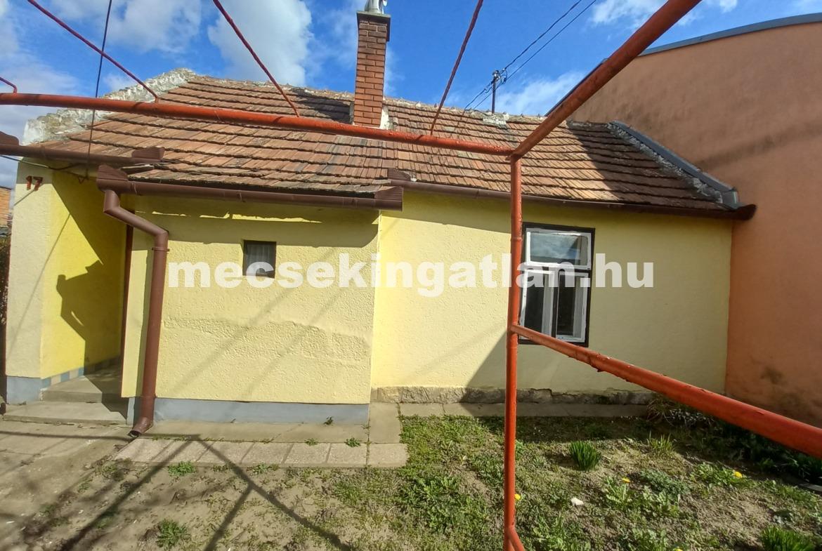 Pécsett az Álmos utcában eladó kis ház saját udvarral!