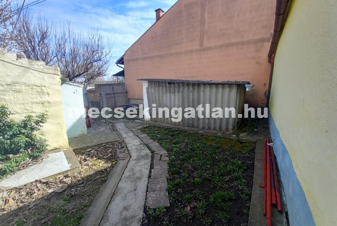 Pécsett az Álmos utcában eladó kis ház saját udvarral!