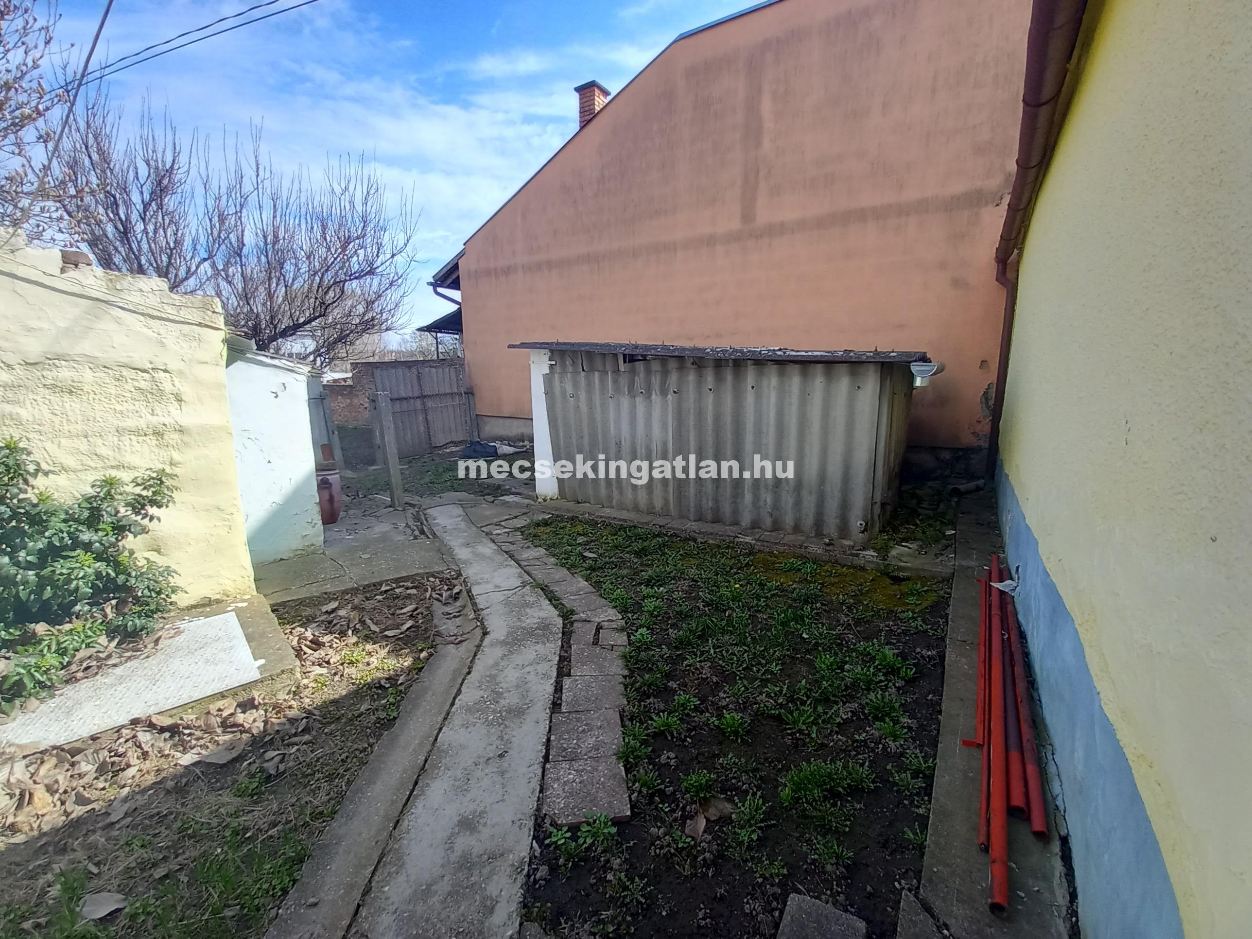Pécsett az Álmos utcában eladó kis ház saját udvarral!
