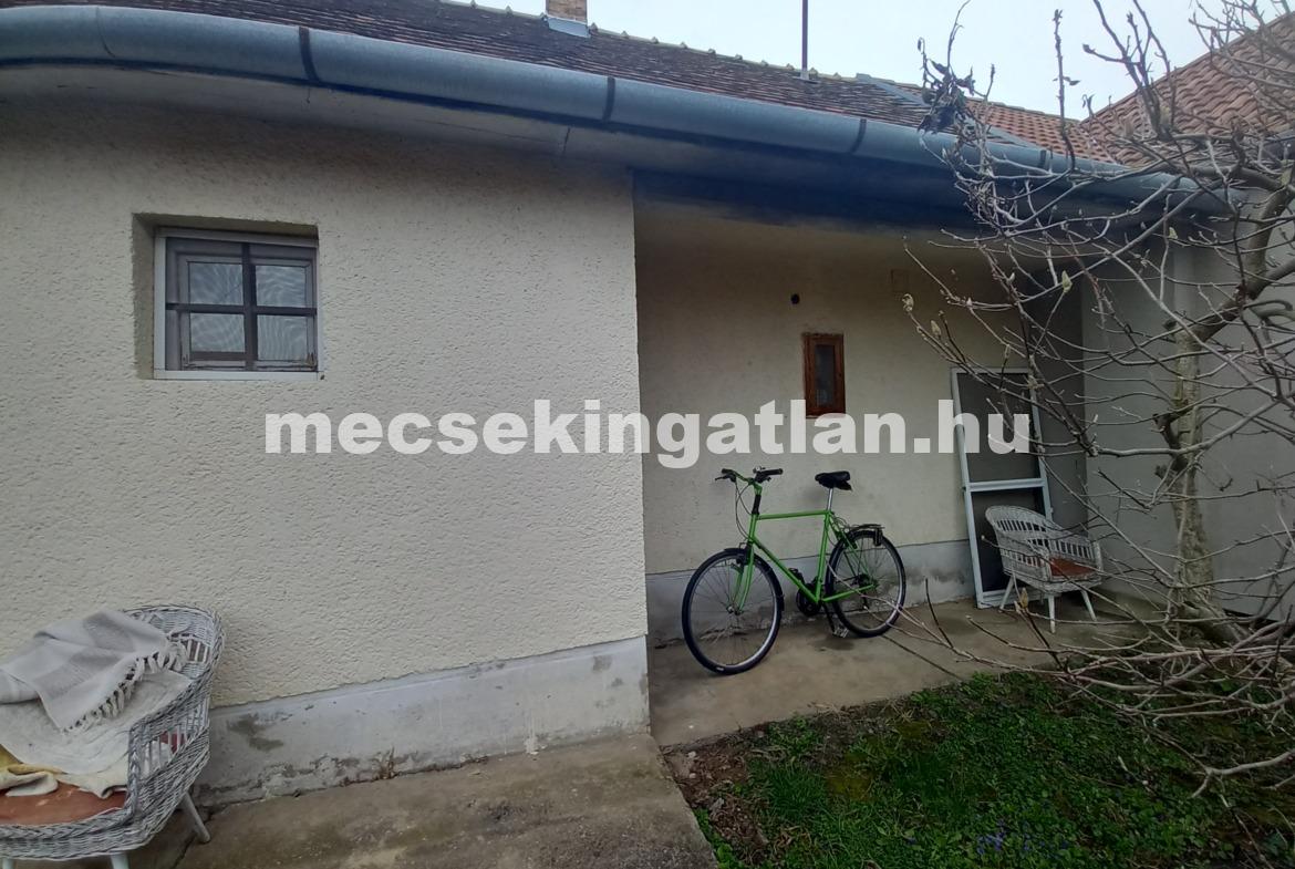 Pécsett a Csákány utcában ikerház rész zöldövezetben eladó!