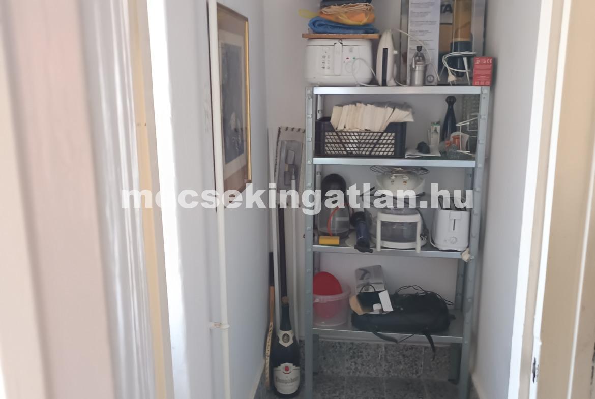 Pécsett a Pákolitz István utcában téglalakás eladó!