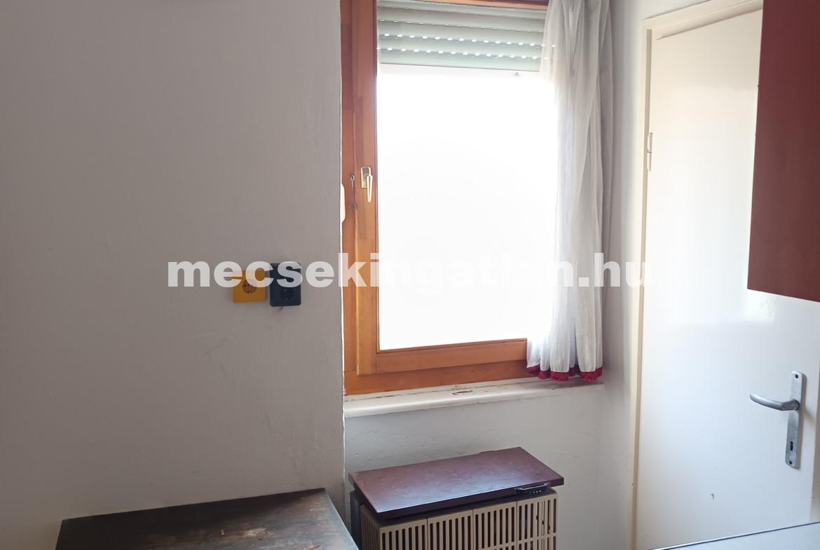 Pécsett a Pákolitz István utcában téglalakás eladó!