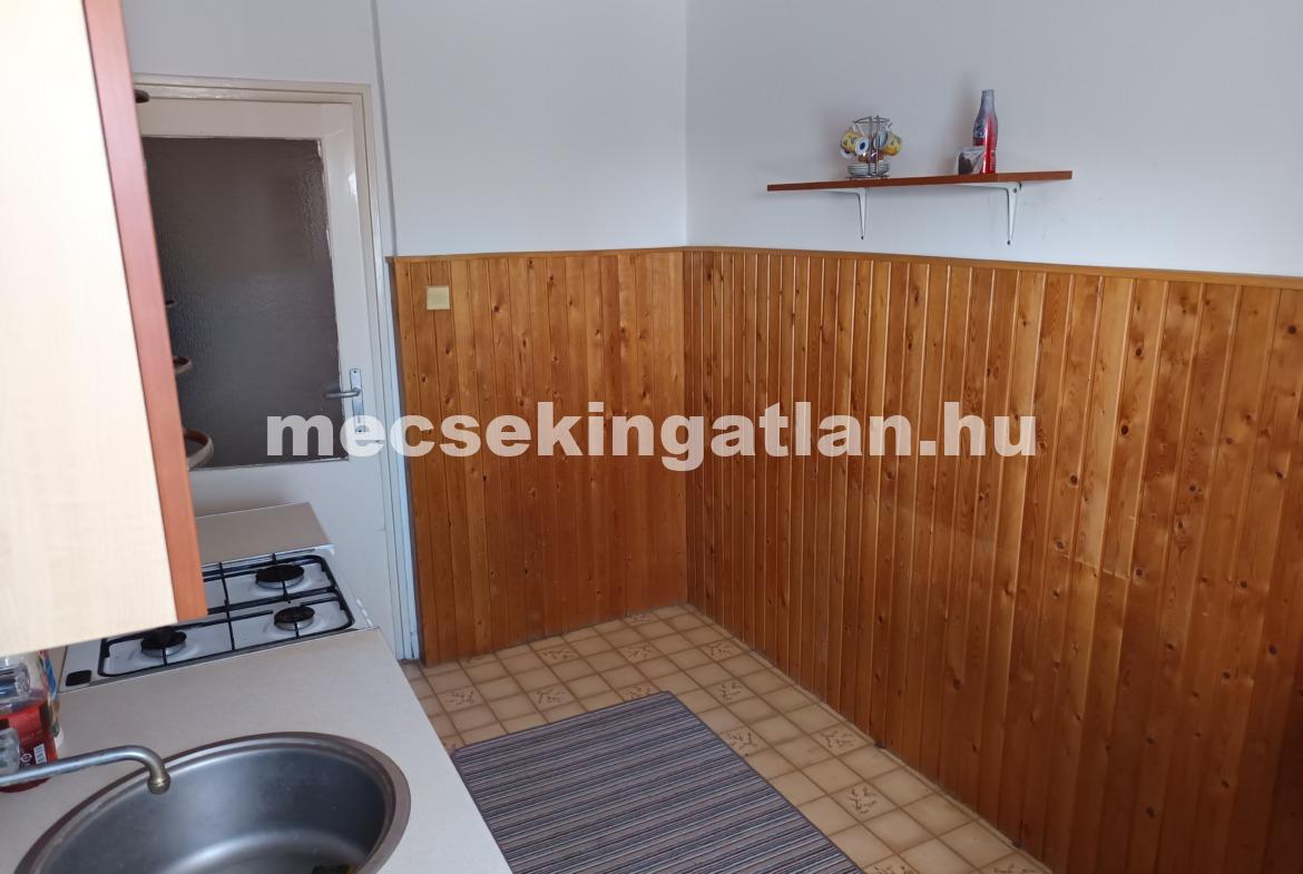 Pécsett a Pákolitz István utcában téglalakás eladó!