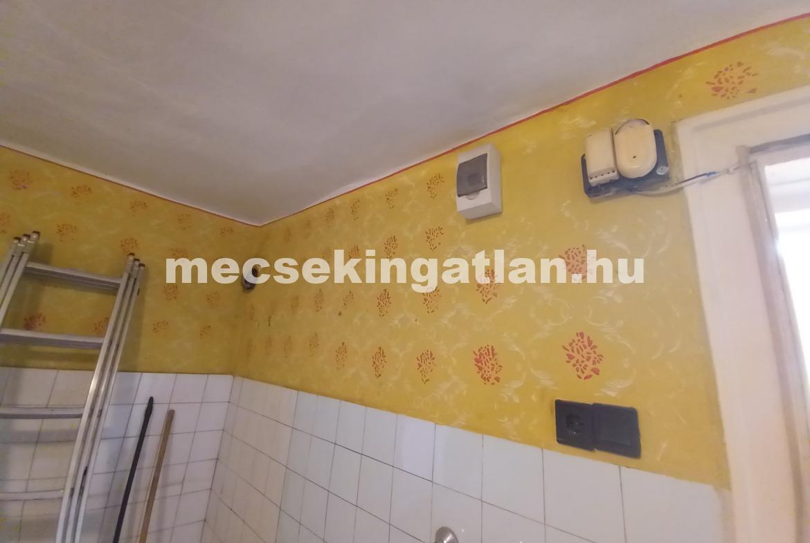 Pécsett az Álmos utcában eladó kis ház saját udvarral!
