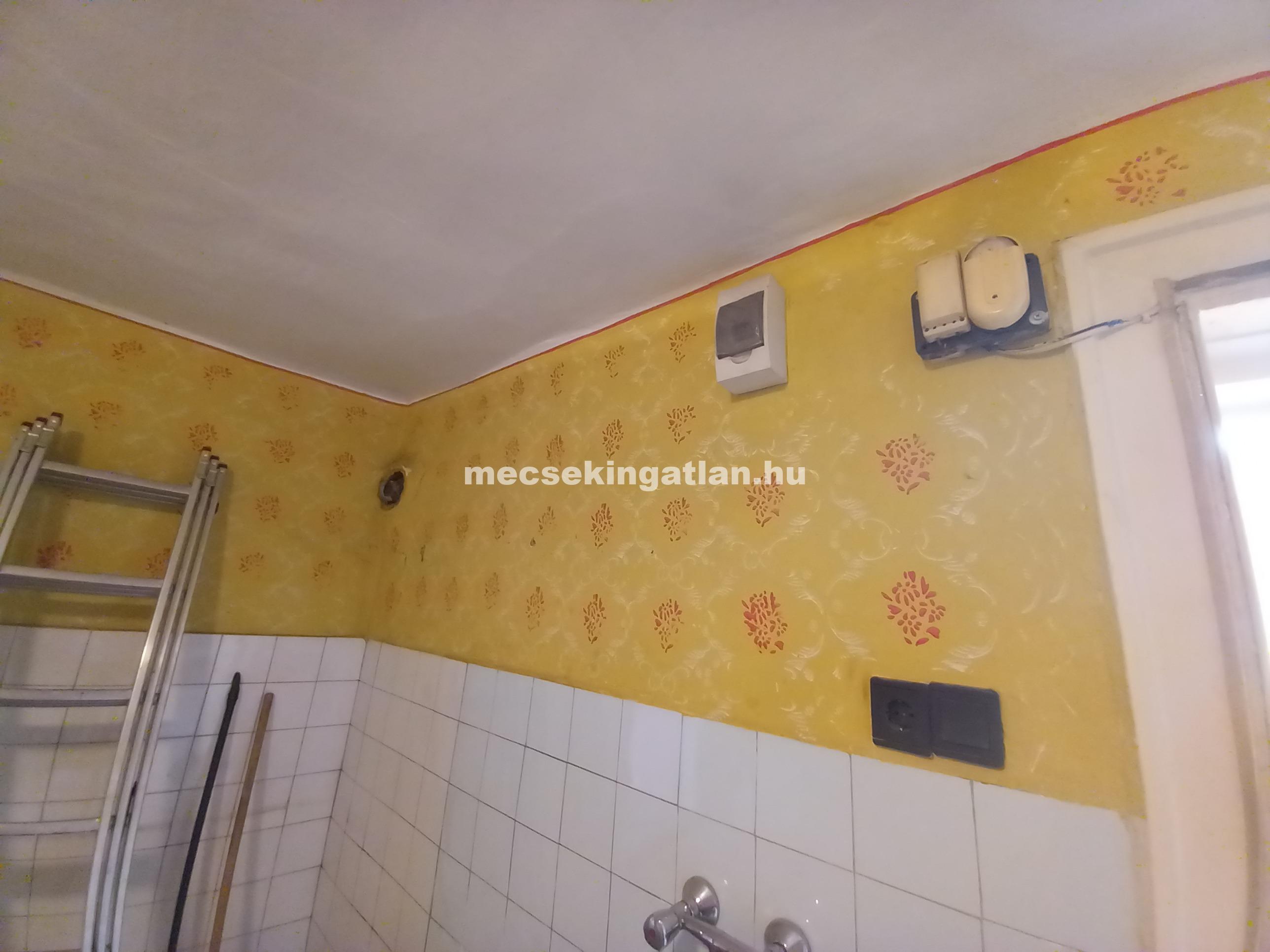 Pécsett az Álmos utcában eladó kis ház saját udvarral!