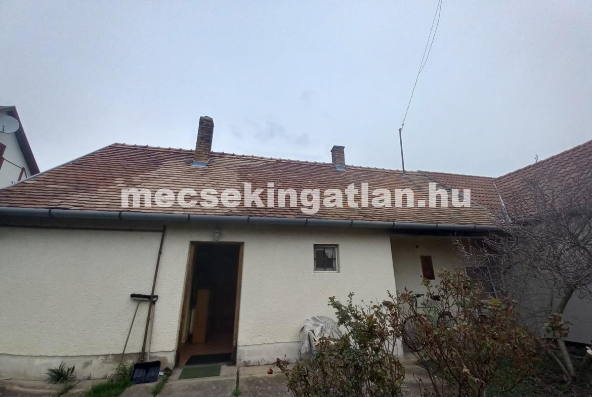 Pécsett a Csákány utcában ikerház rész zöldövezetben eladó!