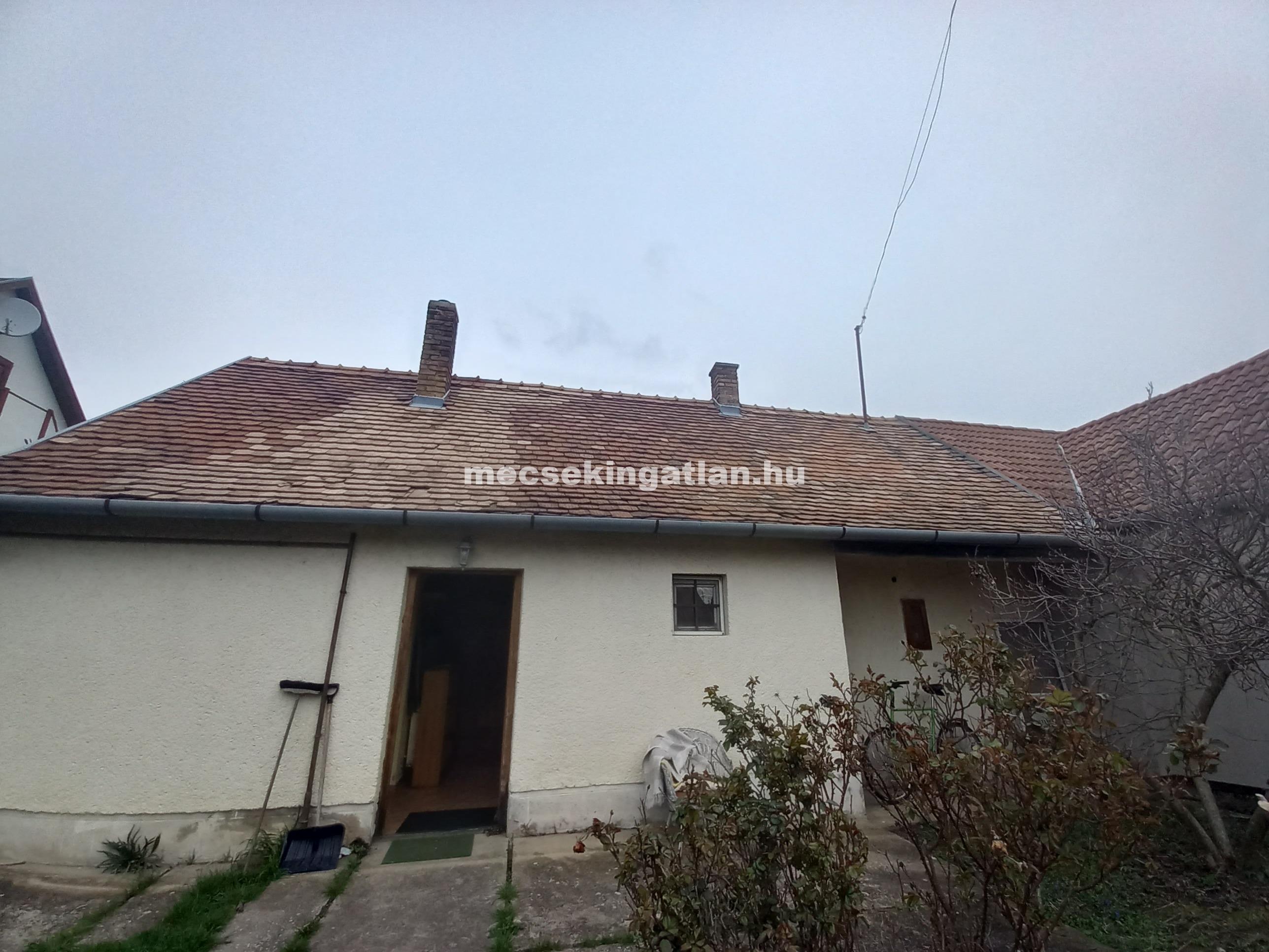 Pécsett a Csákány utcában ikerház rész zöldövezetben eladó!