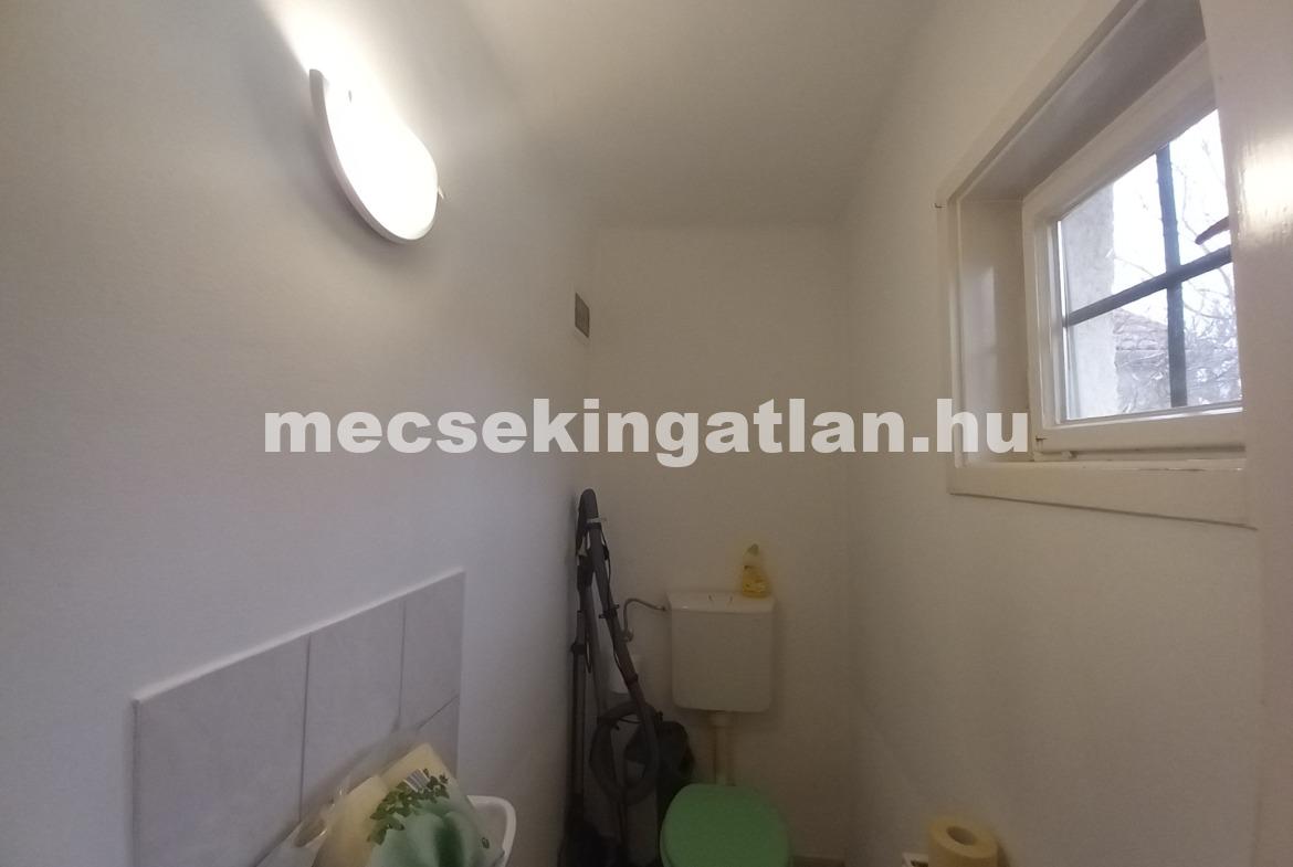 Pécsett a Csákány utcában ikerház rész zöldövezetben eladó!