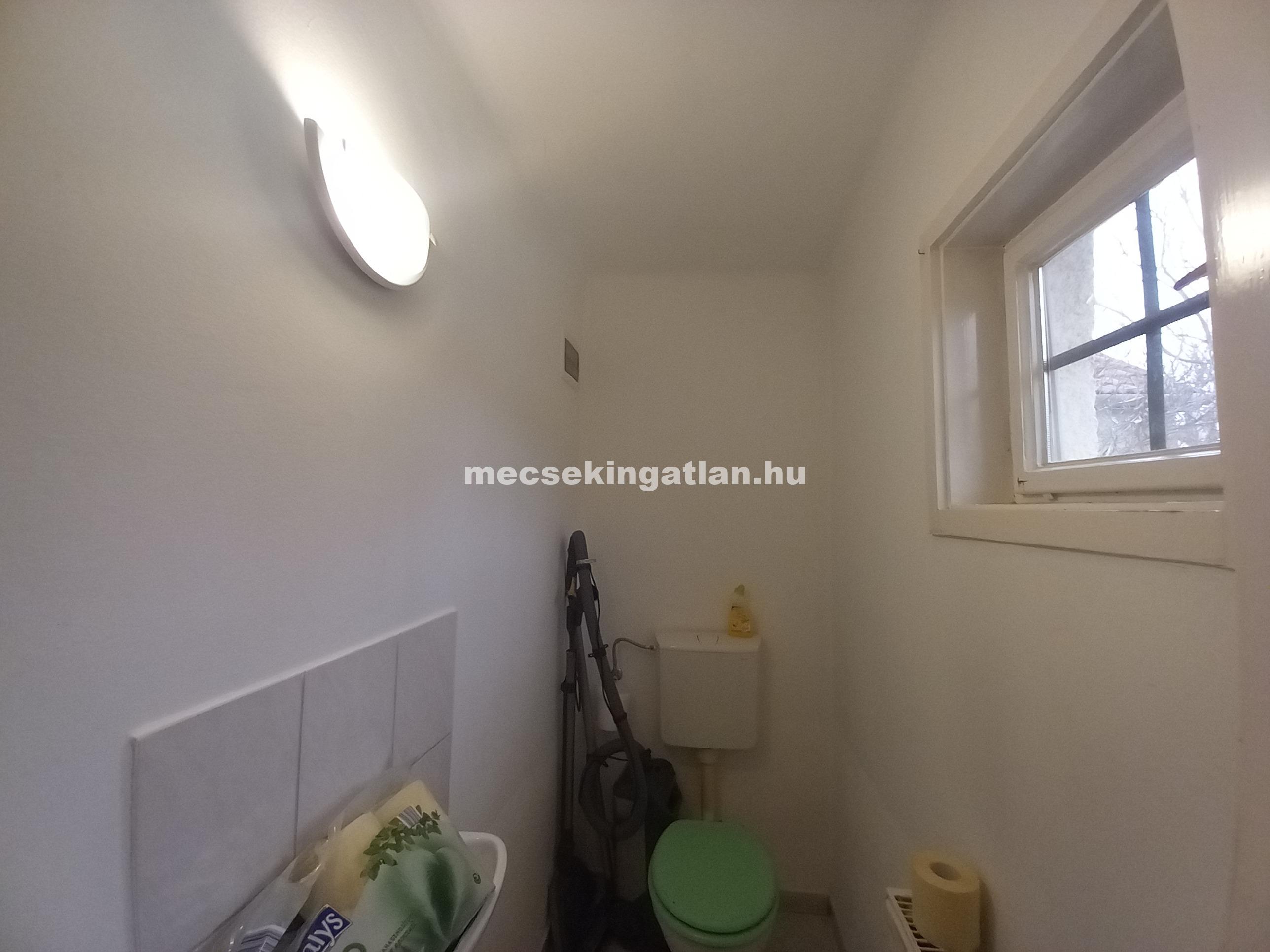 Pécsett a Csákány utcában ikerház rész zöldövezetben eladó!