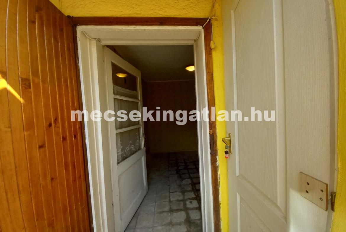 Pécsett az Álmos utcában eladó kis ház saját udvarral!