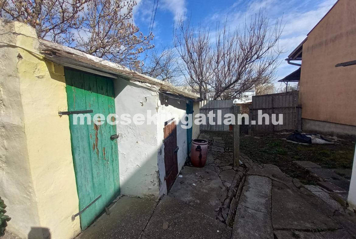 Pécsett az Álmos utcában eladó kis ház saját udvarral!