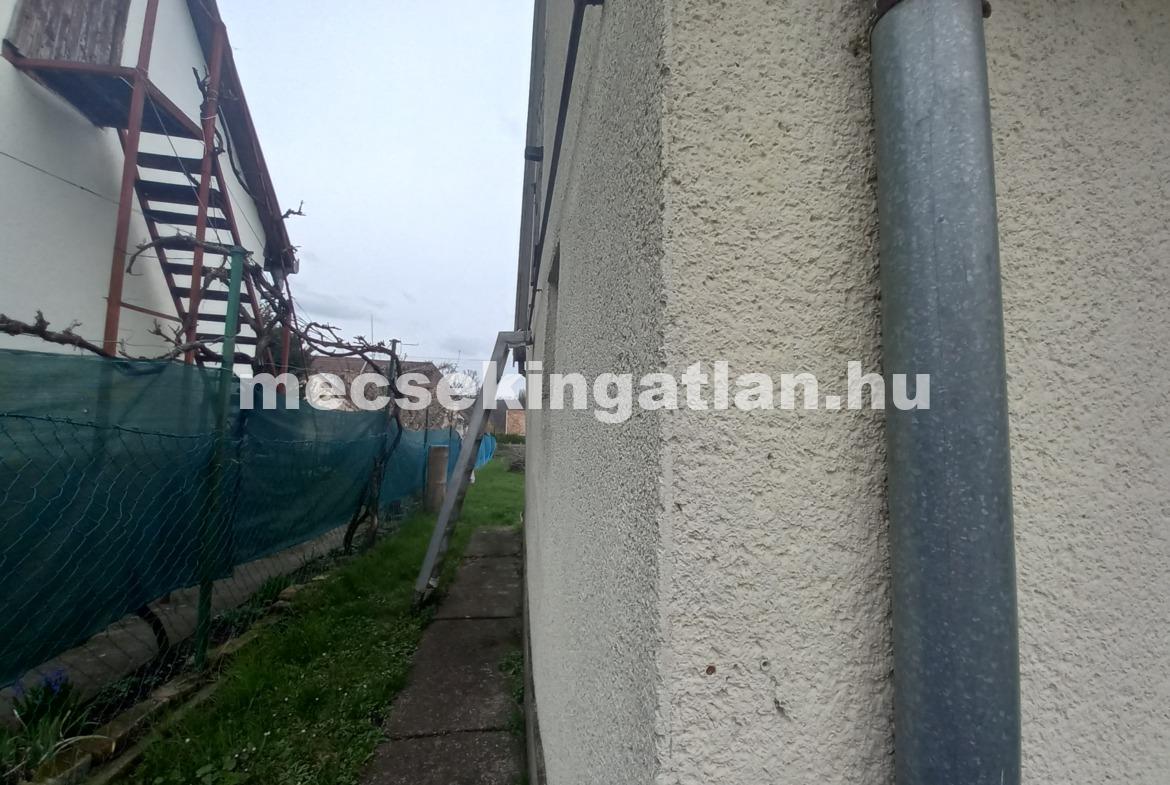 Pécsett a Csákány utcában ikerház rész zöldövezetben eladó!