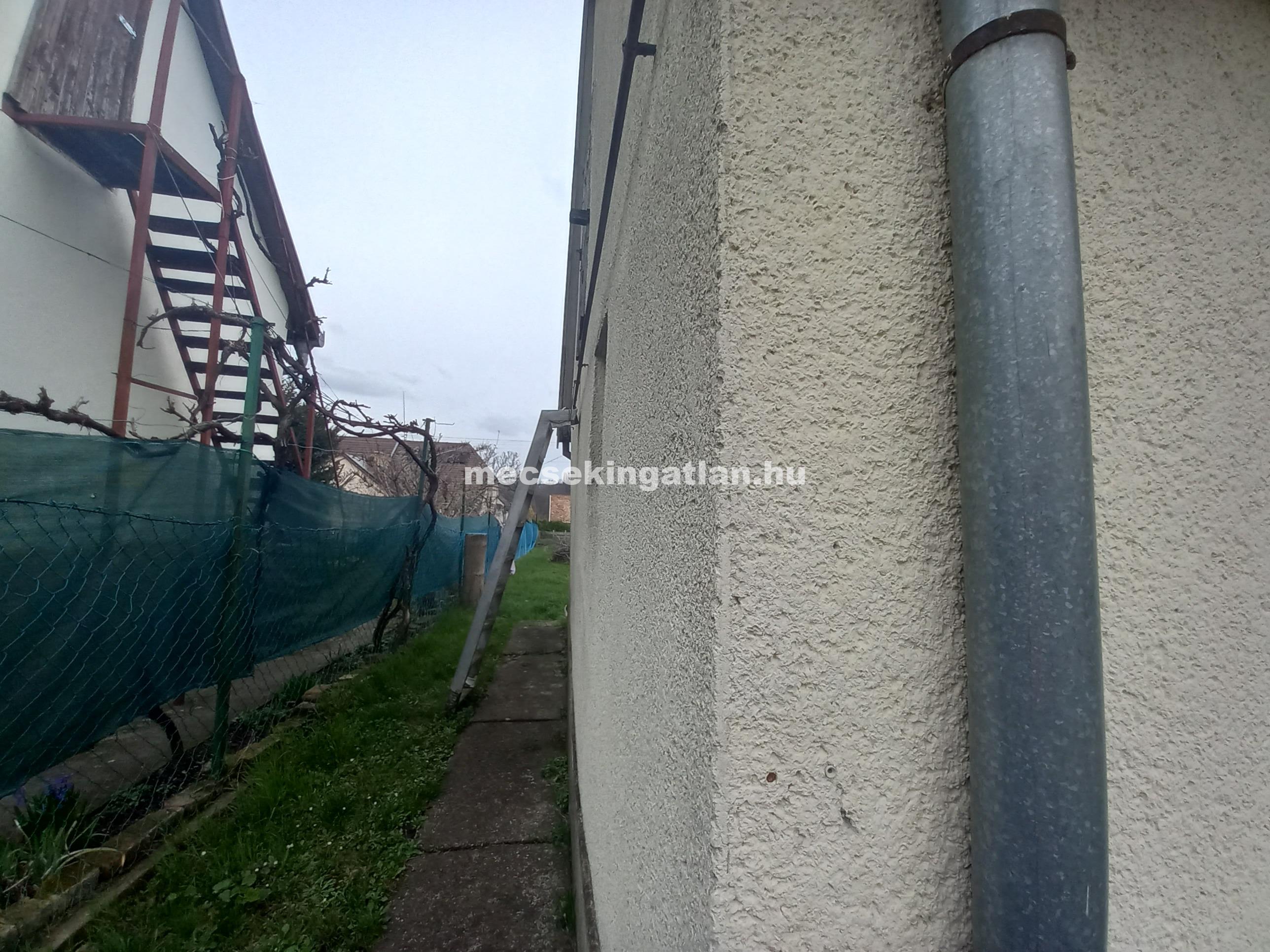 Pécsett a Csákány utcában ikerház rész zöldövezetben eladó!