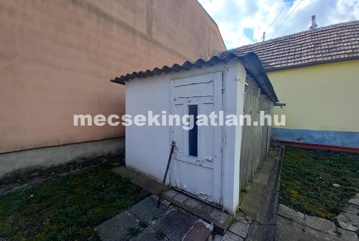 Pécsett az Álmos utcában eladó kis ház saját udvarral!
