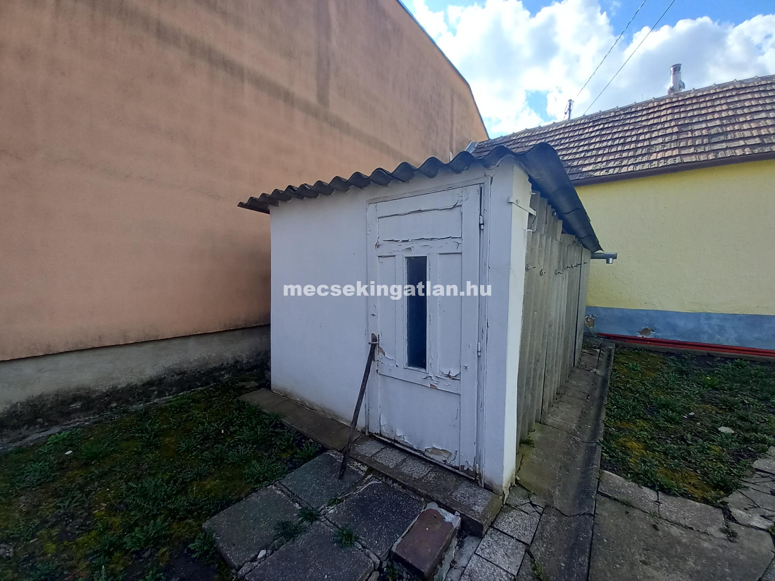 Pécsett az Álmos utcában eladó kis ház saját udvarral!