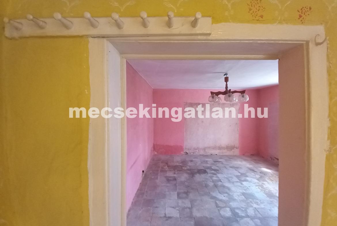 Pécsett az Álmos utcában eladó kis ház saját udvarral!