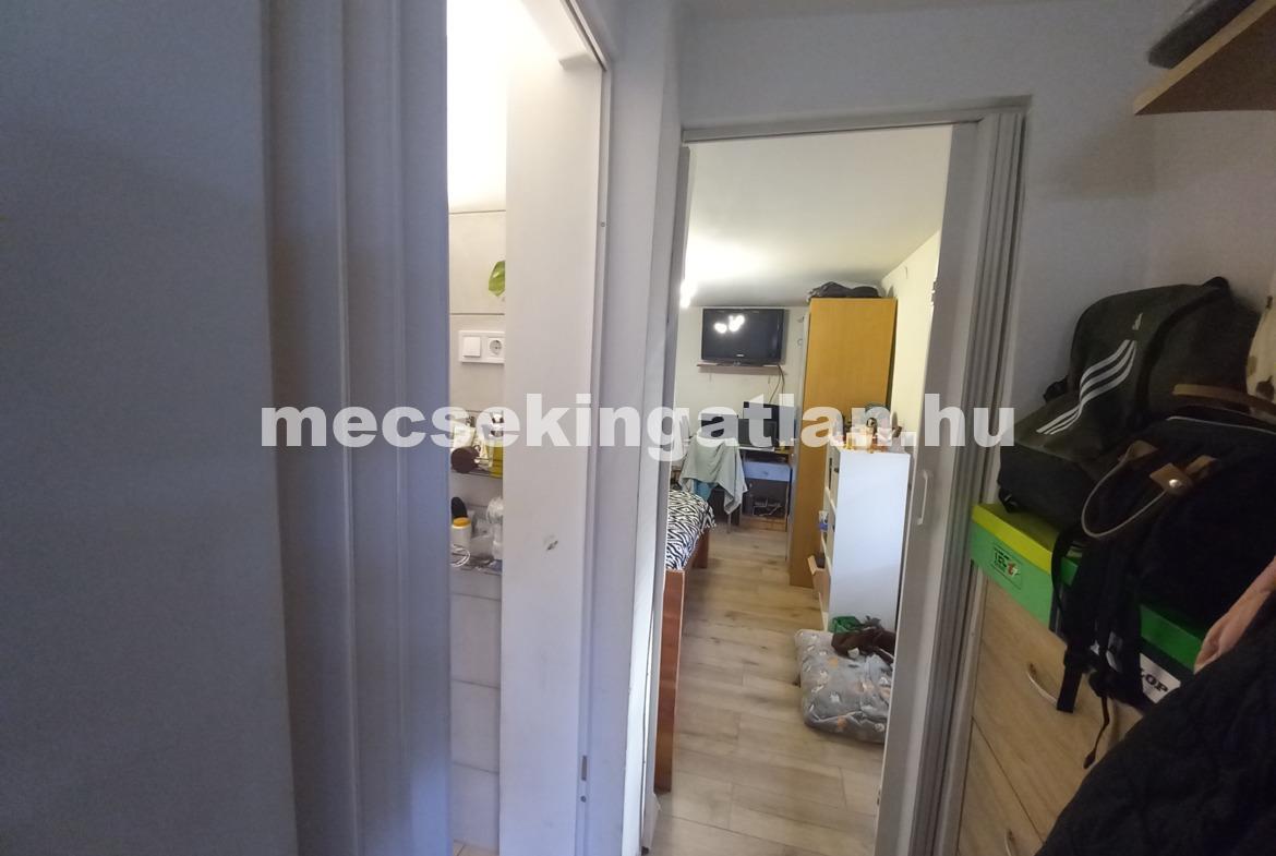 Pécsett a Mohácsi úton újonnan szigetelt családi ház eladó!